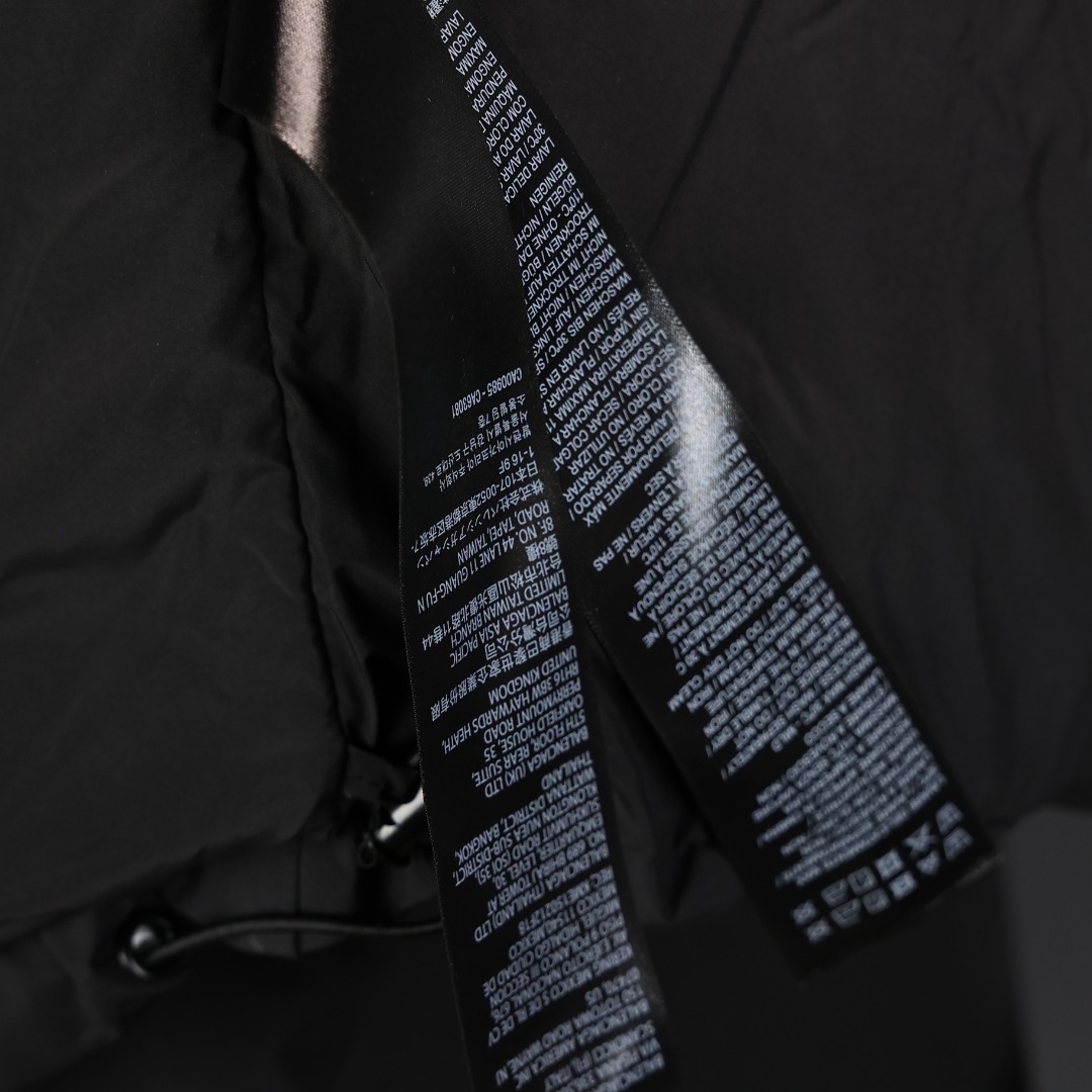 图片[9]-＃暖冬福利 BALENCIAGA/巴黎世家 BLCG 可乐海浪纹羽绒服 男女同款，OS版型，好穿到一年四季都可拥有，面料优选50D加密防水透气膜 ，90%纯白白鸭绒，充绒量260-305G， 轻薄柔软 ，更具保暖性，有非常优秀的蓬松度，不钻绒 ，廓形优美 更百搭，保暖时尚两不误，彰显不凡气质。 尺码：36 38 40 42 44 颜色：黑色 白色-选品中心