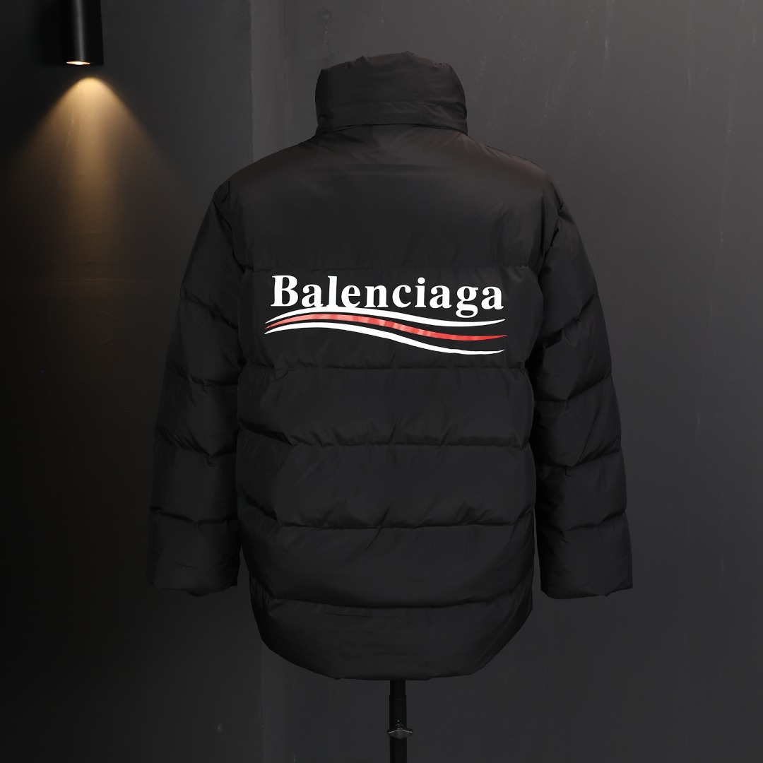图片[3]-＃暖冬福利 BALENCIAGA/巴黎世家 BLCG 可乐海浪纹羽绒服 男女同款，OS版型，好穿到一年四季都可拥有，面料优选50D加密防水透气膜 ，90%纯白白鸭绒，充绒量260-305G， 轻薄柔软 ，更具保暖性，有非常优秀的蓬松度，不钻绒 ，廓形优美 更百搭，保暖时尚两不误，彰显不凡气质。 尺码：36 38 40 42 44 颜色：黑色 白色-选品中心