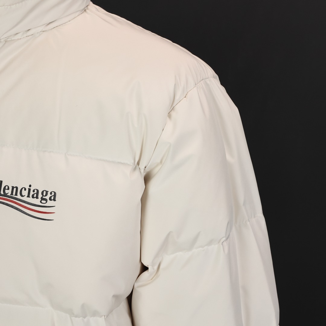 图片[5]-＃暖冬福利 BALENCIAGA/巴黎世家 BLCG 可乐海浪纹羽绒服 男女同款，OS版型，好穿到一年四季都可拥有，面料优选50D加密防水透气膜 ，90%纯白白鸭绒，充绒量260-305G， 轻薄柔软 ，更具保暖性，有非常优秀的蓬松度，不钻绒 ，廓形优美 更百搭，保暖时尚两不误，彰显不凡气质。 尺码：36 38 40 42 44 颜色：黑色 白色-选品中心