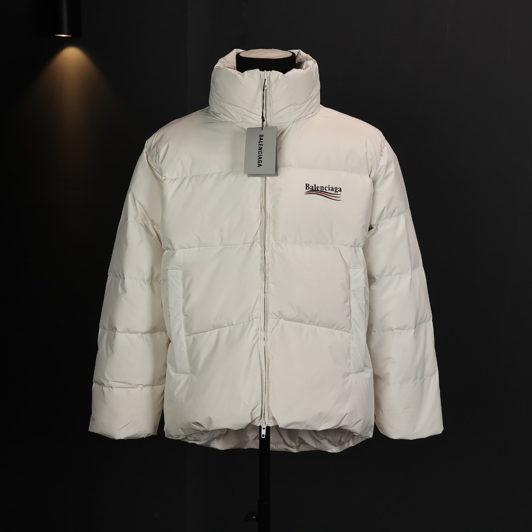 ＃暖冬福利 BALENCIAGA/巴黎世家 BLCG 可乐海浪纹羽绒服 男女同款，OS版型，好穿到一年四季都可拥有，面料优选50D加密防水透气膜 ，90%纯白白鸭绒，充绒量260-305G， 轻薄柔软 ，更具保暖性，有非常优秀的蓬松度，不钻绒 ，廓形优美 更百搭，保暖时尚两不误，彰显不凡气质。 尺码：36 38 40 42 44 颜色：黑色 白色-选品中心
