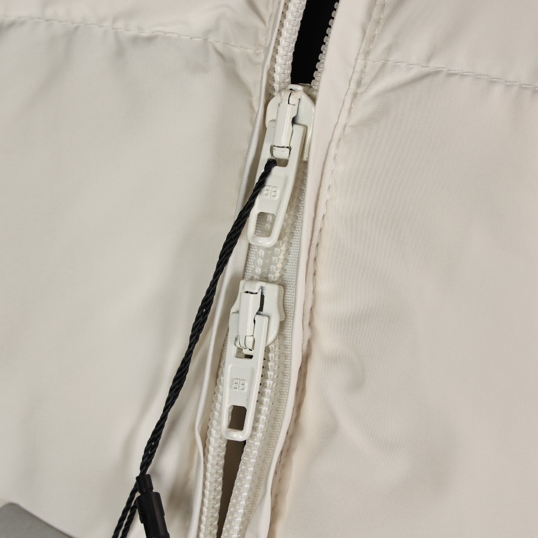 图片[4]-＃暖冬福利 BALENCIAGA/巴黎世家 BLCG 可乐海浪纹羽绒服 男女同款，OS版型，好穿到一年四季都可拥有，面料优选50D加密防水透气膜 ，90%纯白白鸭绒，充绒量260-305G， 轻薄柔软 ，更具保暖性，有非常优秀的蓬松度，不钻绒 ，廓形优美 更百搭，保暖时尚两不误，彰显不凡气质。 尺码：36 38 40 42 44 颜色：黑色 白色-选品中心