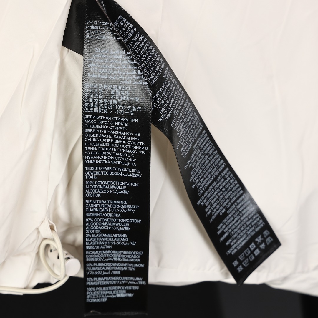 图片[9]-＃暖冬福利 BALENCIAGA/巴黎世家 BLCG 可乐海浪纹羽绒服 男女同款，OS版型，好穿到一年四季都可拥有，面料优选50D加密防水透气膜 ，90%纯白白鸭绒，充绒量260-305G， 轻薄柔软 ，更具保暖性，有非常优秀的蓬松度，不钻绒 ，廓形优美 更百搭，保暖时尚两不误，彰显不凡气质。 尺码：36 38 40 42 44 颜色：黑色 白色-选品中心