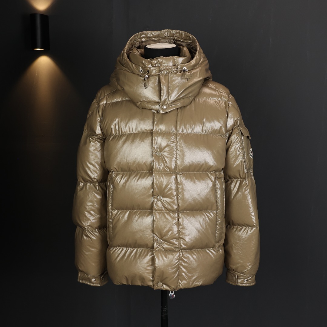 顶级
Monger 蒙口70周年限定短款羽绒服 
最最经典的的玛雅版型 纪念版专属徽标袖章 独家定制[自然微褶]肌理质感面料 （有点类似“油蜡皮”的感觉） 这也是除袖章外，70周年和经典玛雅的重点区别之一 （帽子可以拆卸） 
尺码：1 2 3 4 5
编码:A-CZ15