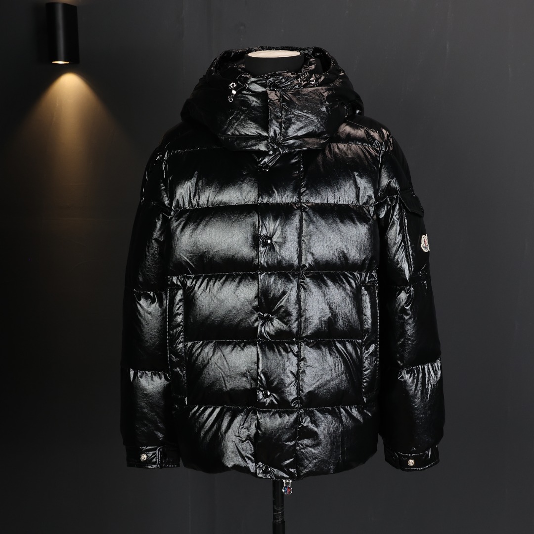 顶级
Monger 蒙口70周年限定短款羽绒服 
最最经典的的玛雅版型 纪念版专属徽标袖章 独家定制[自然微褶]肌理质感面料 （有点类似“油蜡皮”的感觉） 这也是除袖章外，70周年和经典玛雅的重点区别之一 （帽子可以拆卸） 
尺码：1 2 3 4 5
编码:A-CZ15