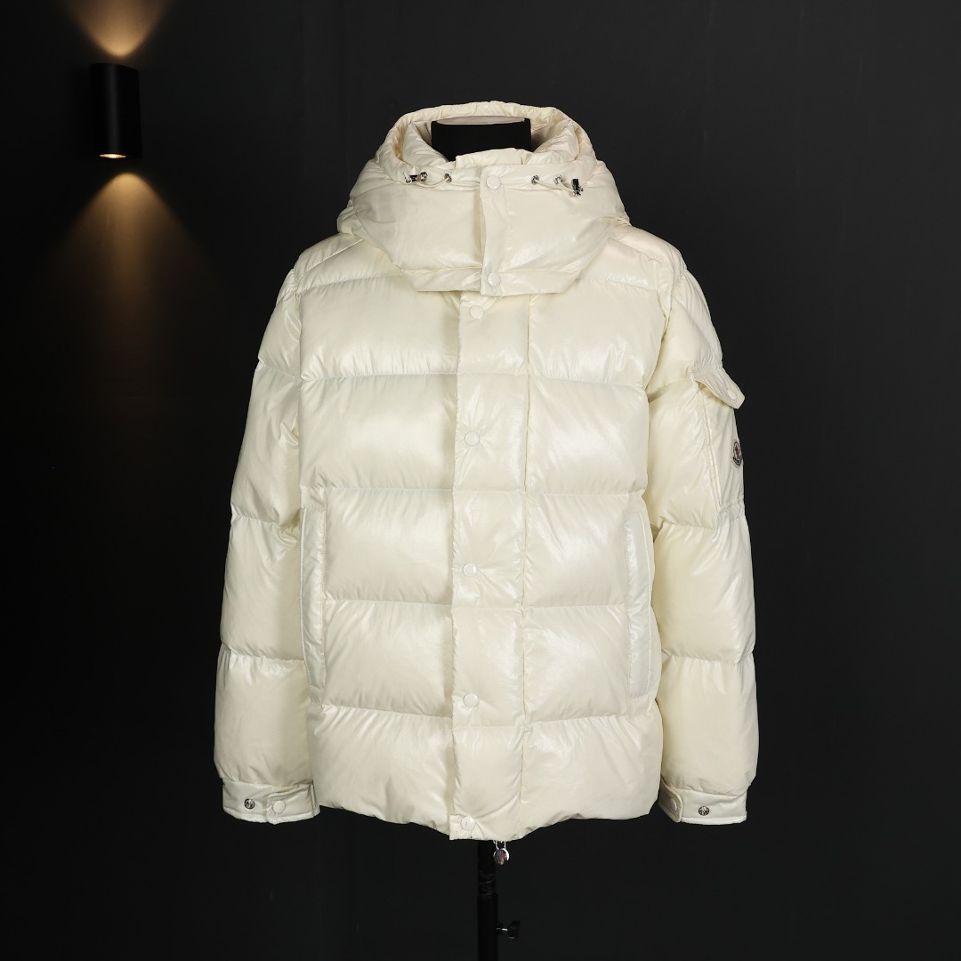 顶级
Monger 蒙口70周年限定短款羽绒服 
最最经典的的玛雅版型 纪念版专属徽标袖章 独家定制[自然微褶]肌理质感面料 （有点类似“油蜡皮”的感觉） 这也是除袖章外，70周年和经典玛雅的重点区别之一 （帽子可以拆卸） 
尺码：1 2 3 4 5
编码:A-CZ15