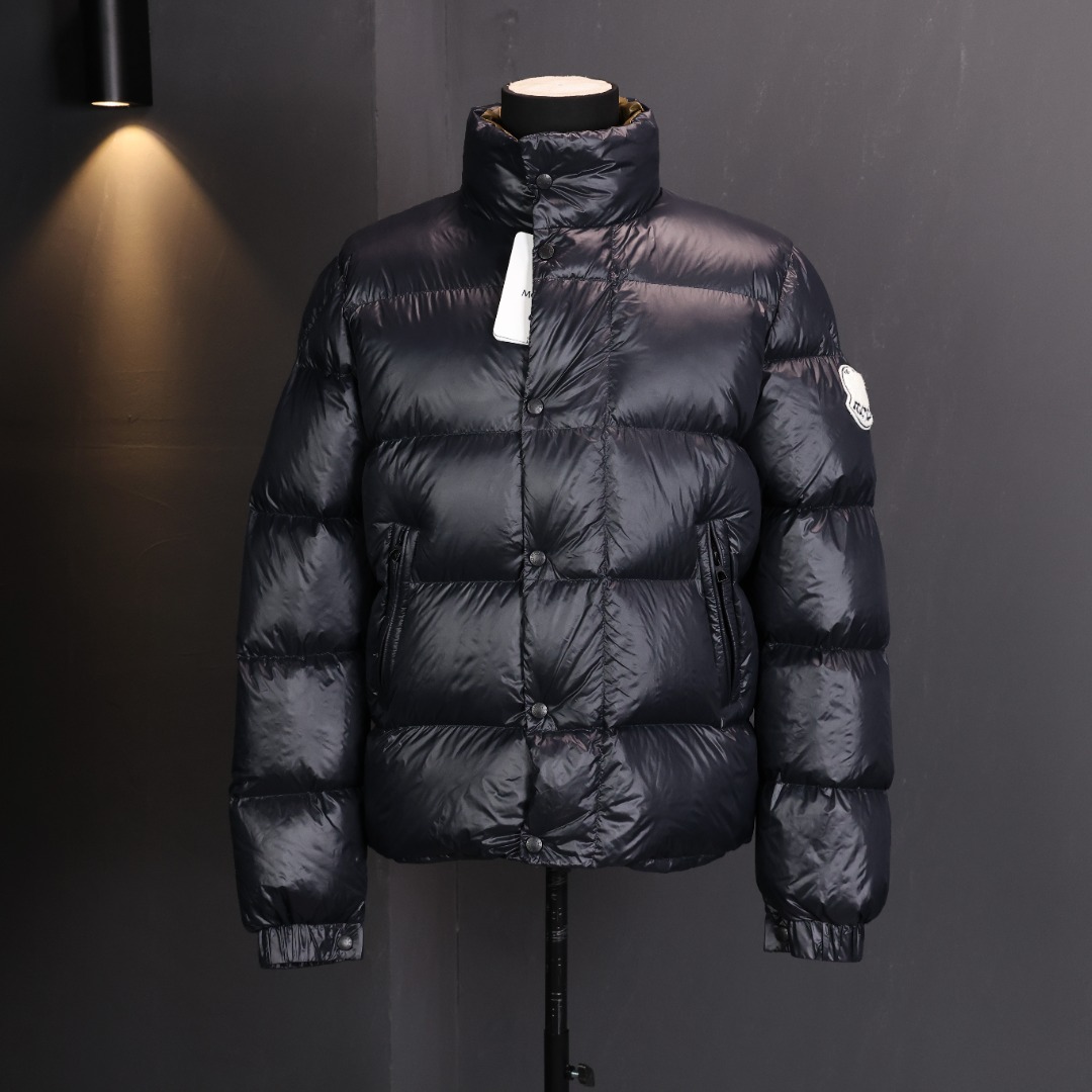 【Moncler盟可睐 Tripiti男士短款羽绒服夹克外套】独家货源
设计理念:
      Tripiti系列是Moncler的时尚单品，这款采用功能性尼龙面料制成，舒适保暖而不显厚重。
       雪尼尔标识贴片更是彰显品牌精髓。
面料+特点:
      ✅面料采用正品定制superlaque面料，保留经典时尚性元素又不失功能性。
      ✅内里面料采用nylon laque定制内衬，既显高级又不缺实用。
      ✅ 填充90%白鹅绒，填充280g左右，采用顶级羽绒制造商三星集团独家提供，绝不吹虚，立体饱满效果肉眼可见
      ✅原版Nfc感应式防伪芯片
      ✅原代加工厂出品电镀五金，全部原厂定制，非市场各类复刻版 
      ✅ 以简约舒适时尚为主线，化繁为简的设计，让随性穿着成为生活常态高级的质感也可以轻松拿捏高光时刻，塑造极简的风格，一针一线方寸之间，对细节品质做到了百分百还原
      ✅运用直充绒技术的完美填充，轻盈保暖御寒能力提升到了最大限度，蓬松质感达到坠手的感觉
      ✅雪尼尔标识贴片，更是彰显品牌精髓，立领的简单设计造型，立体感十足 不怕寒风凛冽让你在寒冬中活力四射
       ✅修身版型 
编码:A-SJ13