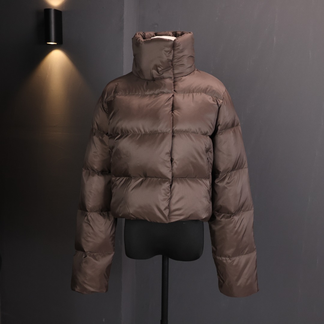 羽绒版本 非棉服！💰380 𝑨𝑳𝑶 𝒀𝑶𝑮𝑨 短款泡芙立领羽绒服 短款设计超显比例，小个子闭眼冲，充绒量很足，保暖性💯，秋冬穿完全没问题~ 搭配小裙子或者牛仔裤都很可，日常出街或者运动穿都合适 ALO羽绒服采用了简约大气的设计，立领设计不仅舒适有型，能凸显时尚潮流，更重要的是能护颈保暖，即使站在寒风中也不怕寒冷。后背有logo贴，正面采用纽扣和拉链口袋设计，下摆平直，整体风格休闲而不失品味 8 尺码：𝑺 𝑴 𝑳 编码:A-LP80