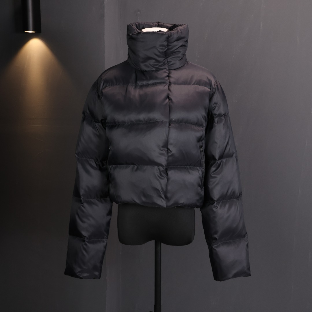 羽绒版本 非棉服！💰380 𝑨𝑳𝑶 𝒀𝑶𝑮𝑨 短款泡芙立领羽绒服 短款设计超显比例，小个子闭眼冲，充绒量很足，保暖性💯，秋冬穿完全没问题~ 搭配小裙子或者牛仔裤都很可，日常出街或者运动穿都合适 ALO羽绒服采用了简约大气的设计，立领设计不仅舒适有型，能凸显时尚潮流，更重要的是能护颈保暖，即使站在寒风中也不怕寒冷。后背有logo贴，正面采用纽扣和拉链口袋设计，下摆平直，整体风格休闲而不失品味 8 尺码：𝑺 𝑴 𝑳 编码:A-LP80