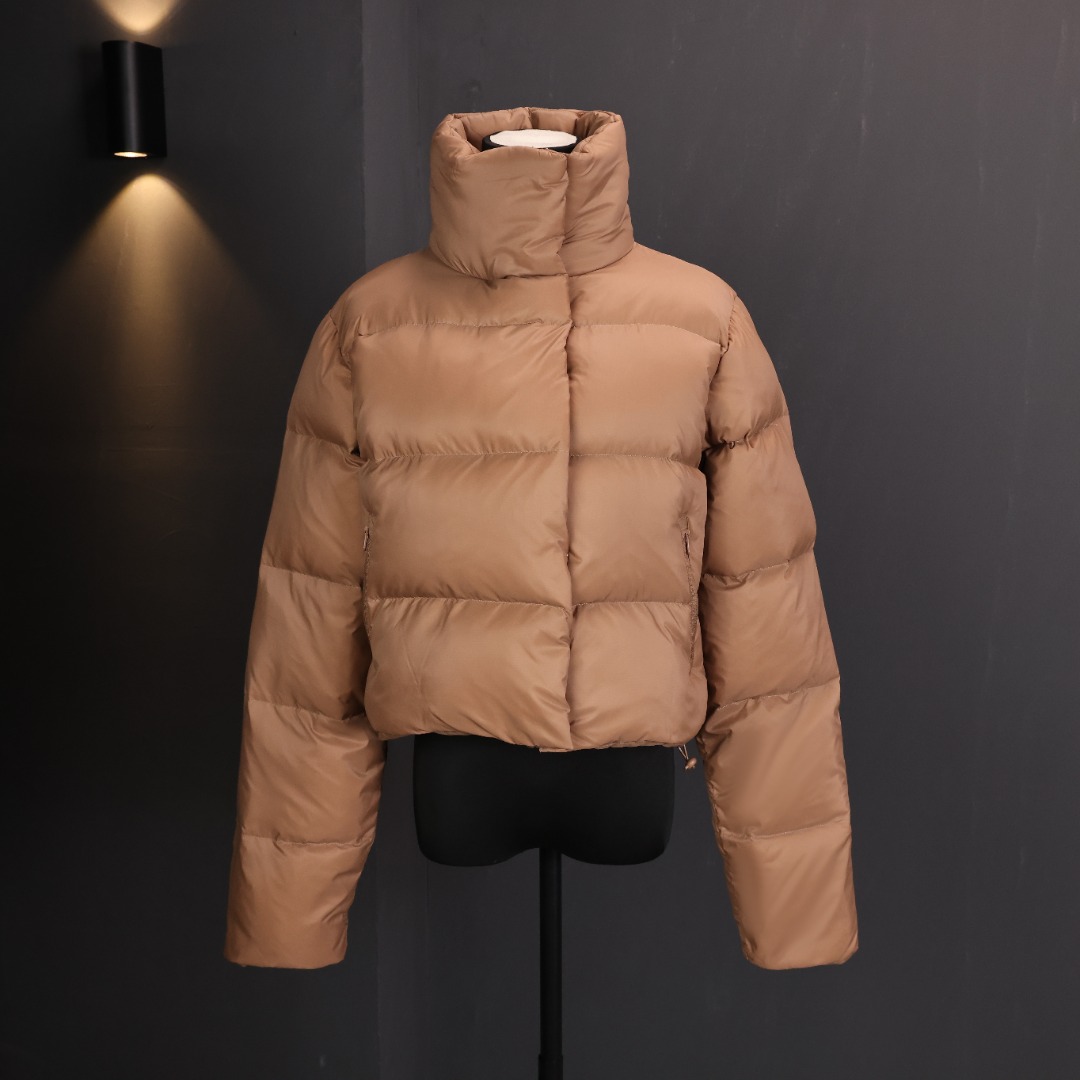 羽绒版本 非棉服！💰380 𝑨𝑳𝑶 𝒀𝑶𝑮𝑨 短款泡芙立领羽绒服 短款设计超显比例，小个子闭眼冲，充绒量很足，保暖性💯，秋冬穿完全没问题~ 搭配小裙子或者牛仔裤都很可，日常出街或者运动穿都合适 ALO羽绒服采用了简约大气的设计，立领设计不仅舒适有型，能凸显时尚潮流，更重要的是能护颈保暖，即使站在寒风中也不怕寒冷。后背有logo贴，正面采用纽扣和拉链口袋设计，下摆平直，整体风格休闲而不失品味 8 尺码：𝑺 𝑴 𝑳 编码:A-LP80