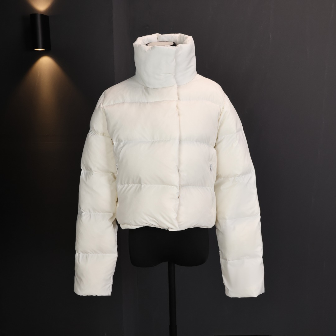 羽绒版本 非棉服！💰380 𝑨𝑳𝑶 𝒀𝑶𝑮𝑨 短款泡芙立领羽绒服 短款设计超显比例，小个子闭眼冲，充绒量很足，保暖性💯，秋冬穿完全没问题~ 搭配小裙子或者牛仔裤都很可，日常出街或者运动穿都合适 ALO羽绒服采用了简约大气的设计，立领设计不仅舒适有型，能凸显时尚潮流，更重要的是能护颈保暖，即使站在寒风中也不怕寒冷。后背有logo贴，正面采用纽扣和拉链口袋设计，下摆平直，整体风格休闲而不失品味 8 尺码：𝑺 𝑴 𝑳 编码:A-LP80