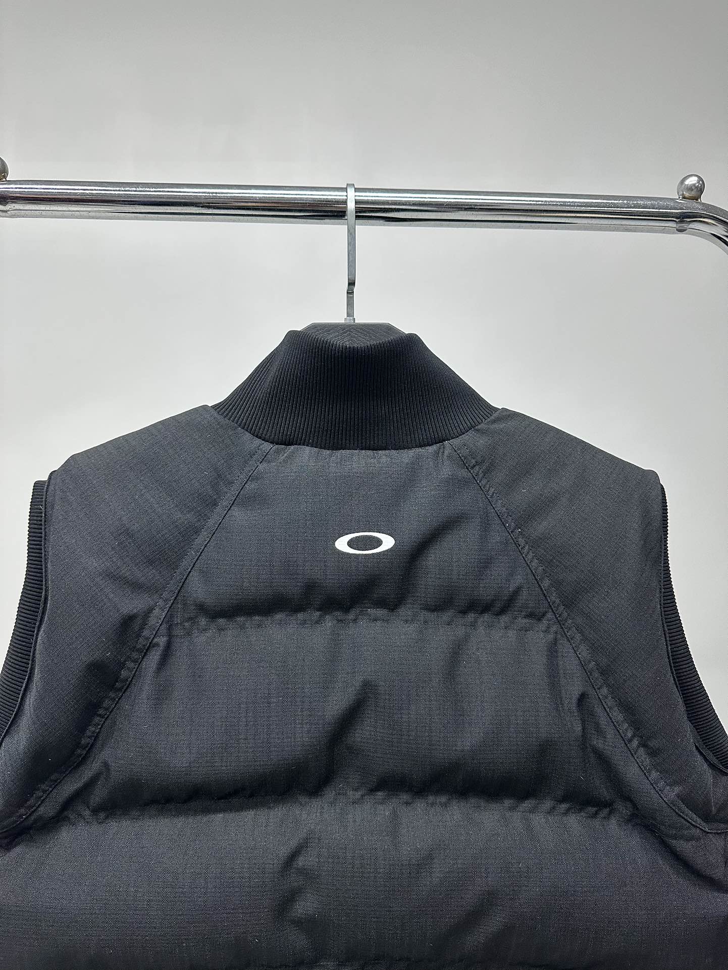 295💰(顶级实拍 区别通货)
款号DJ908856
【Oakley 锯齿系列 vintage 拉链拼接羽绒马甲 重工】
不入会后悔 超值单品 全套定制
外料定制抗撕裂 格纹珠帆 可抵挡溅水泼水以及路上突然的雨水 以保证内里干燥性和羽绒的蓬松面料很结实 非常耐操!!
内里填充250➕克重 750蓬松 90白鸭绒 定位填充 按压回弹紧密 多的不解释 一切以实物到手为准 超TNF户外系列的用料
版型设计剪裁是重点 宇航面包超级帅 立体剪裁 可调节下摆快速响应抽绳扣 附带一个oakley快挂五金装饰 辅料克重质感也是在线的;
螺纹拼接领口以及肩袖 两个下摆拉链口袋
主辅拉链均为定制 拉链顶袢贴布见图 口袋内面料以及衣服内里的贴袋都为摇粒绒面料 冬季的温暖小细节;
还有一个设计细节 正面的肩袖插肩部位 两侧分别有隐藏式拉链 可拉开作为透气窗口
内里为网眼底布 并有两条橡筋的定位点 网眼夹层不会散乱 双侧两条拉链拉上则立刻隐形
主标以及水洗完全还原 包括织标的银线细节