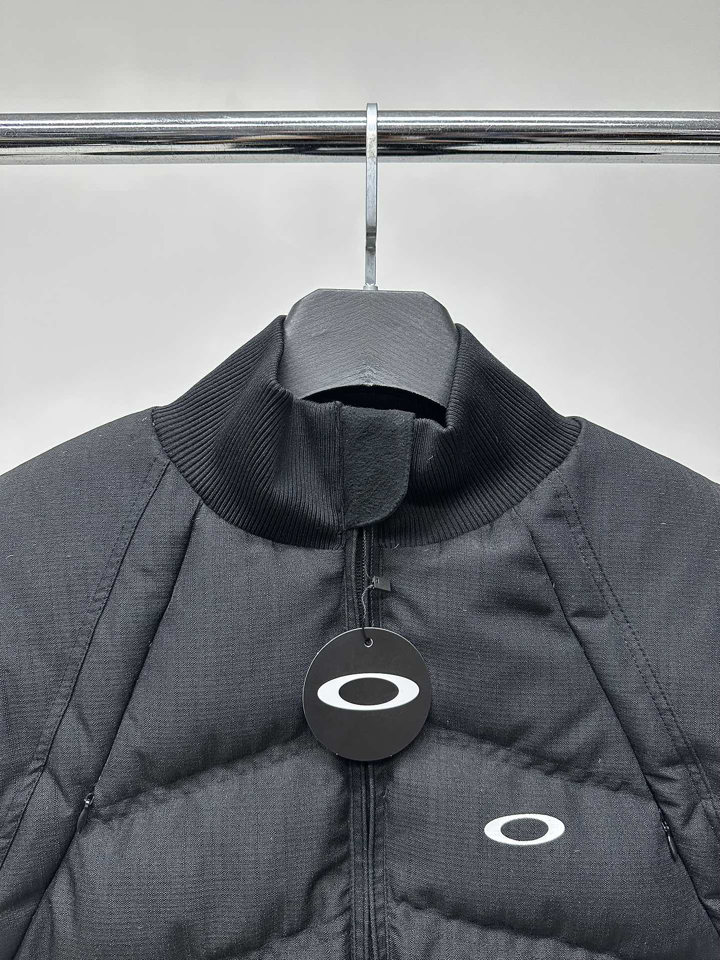 295💰(顶级实拍 区别通货)
款号DJ908856
【Oakley 锯齿系列 vintage 拉链拼接羽绒马甲 重工】
不入会后悔 超值单品 全套定制
外料定制抗撕裂 格纹珠帆 可抵挡溅水泼水以及路上突然的雨水 以保证内里干燥性和羽绒的蓬松面料很结实 非常耐操!!
内里填充250➕克重 750蓬松 90白鸭绒 定位填充 按压回弹紧密 多的不解释 一切以实物到手为准 超TNF户外系列的用料
版型设计剪裁是重点 宇航面包超级帅 立体剪裁 可调节下摆快速响应抽绳扣 附带一个oakley快挂五金装饰 辅料克重质感也是在线的;
螺纹拼接领口以及肩袖 两个下摆拉链口袋
主辅拉链均为定制 拉链顶袢贴布见图 口袋内面料以及衣服内里的贴袋都为摇粒绒面料 冬季的温暖小细节;
还有一个设计细节 正面的肩袖插肩部位 两侧分别有隐藏式拉链 可拉开作为透气窗口
内里为网眼底布 并有两条橡筋的定位点 网眼夹层不会散乱 双侧两条拉链拉上则立刻隐形
主标以及水洗完全还原 包括织标的银线细节