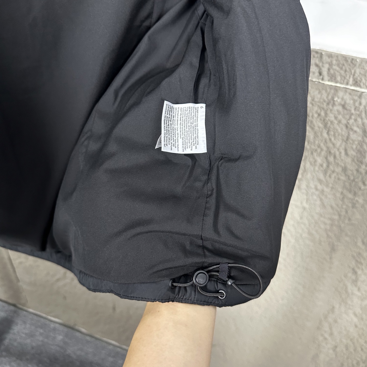 💰275(顶级实拍)
款号DJ90790
𝗟𝗨𝗟𝗨𝗟𝗘𝗠𝗢𝗡|露露乐檬𝗪𝘂𝗻𝗱𝗲𝗿 𝗣𝘂𝗳𝗳泡芙马甲羽绒服 -粉色出货
Lu 泡芙云朵羽绒服!!
现在最火的面包服!
不挑性别和年龄的一款中性面包服,性价比高,很值得推,你们入手!
三层防风门襟面料内里采用杜邦防绒科技有效阻隔跑绒,鼓包三角形密针走线流畅与内衬缝合完美
主拉链,两个外插口袋,2个内侧口袋,都带有ykk定制拉链logo专属!全部采用进口YKK拉链,高档品牌采用的辅料真YKK拉链,除了贵之外订货周期都是1-2个月 两侧口袋拉链设计,口袋里还有隐藏式手机袋,设计贴心!包含腰围与即下摆都可调节松紧效果。可说只有大厂才会有的细节都注意到!一件品质要过关必须经过QC把控 整件衣服采用SoftMatte面料可挡风还生活防水效果,都做了三防处理,防油,防污,防水 蓬松感超好,测试蓬松效果充绒量是进口全自动直充,充绒机对比手工充绒精确度到位,充绒量均匀且准确!全自动直充机器充绒,使每件成衣各角度充绒精确无差蓬松效果更是没得说!回放效果非常好!
6可拆卸优质保温兜帽logo元素采用四合按扣固定并目填充了羽绒,给头部和脖颈周围带来更大的柔软感,不喜欢戴帽子的,可以拆下来直接当羽绒夹克上身,风格多变!门襟部分采用三层防漏风,四合扣采用菱角凹槽扣固定结实!
颜色 黑色 亚麻 白色
尺码 2 4 6 8 10