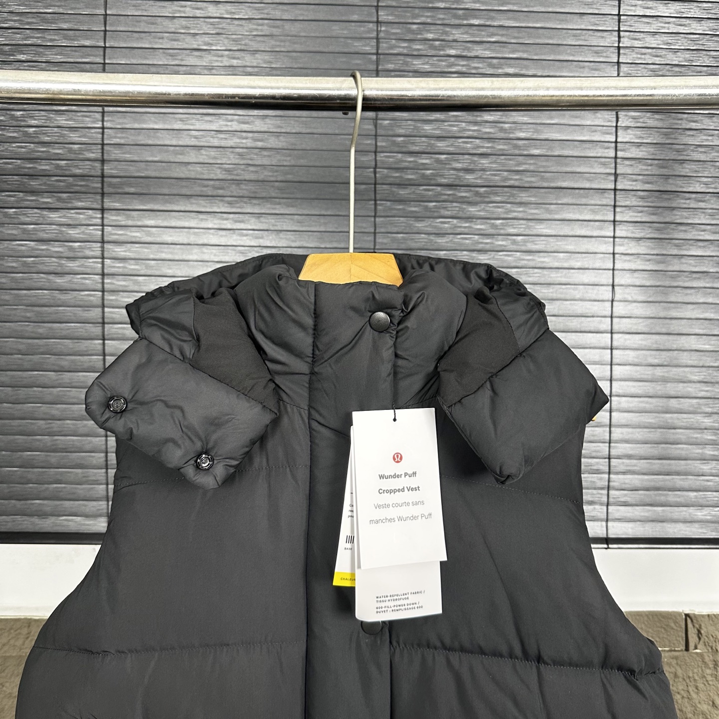 💰275(顶级实拍)
款号DJ90790
𝗟𝗨𝗟𝗨𝗟𝗘𝗠𝗢𝗡|露露乐檬𝗪𝘂𝗻𝗱𝗲𝗿 𝗣𝘂𝗳𝗳泡芙马甲羽绒服 -粉色出货
Lu 泡芙云朵羽绒服!!
现在最火的面包服!
不挑性别和年龄的一款中性面包服,性价比高,很值得推,你们入手!
三层防风门襟面料内里采用杜邦防绒科技有效阻隔跑绒,鼓包三角形密针走线流畅与内衬缝合完美
主拉链,两个外插口袋,2个内侧口袋,都带有ykk定制拉链logo专属!全部采用进口YKK拉链,高档品牌采用的辅料真YKK拉链,除了贵之外订货周期都是1-2个月 两侧口袋拉链设计,口袋里还有隐藏式手机袋,设计贴心!包含腰围与即下摆都可调节松紧效果。可说只有大厂才会有的细节都注意到!一件品质要过关必须经过QC把控 整件衣服采用SoftMatte面料可挡风还生活防水效果,都做了三防处理,防油,防污,防水 蓬松感超好,测试蓬松效果充绒量是进口全自动直充,充绒机对比手工充绒精确度到位,充绒量均匀且准确!全自动直充机器充绒,使每件成衣各角度充绒精确无差蓬松效果更是没得说!回放效果非常好!
6可拆卸优质保温兜帽logo元素采用四合按扣固定并目填充了羽绒,给头部和脖颈周围带来更大的柔软感,不喜欢戴帽子的,可以拆下来直接当羽绒夹克上身,风格多变!门襟部分采用三层防漏风,四合扣采用菱角凹槽扣固定结实!
颜色 黑色 亚麻 白色
尺码 2 4 6 8 10