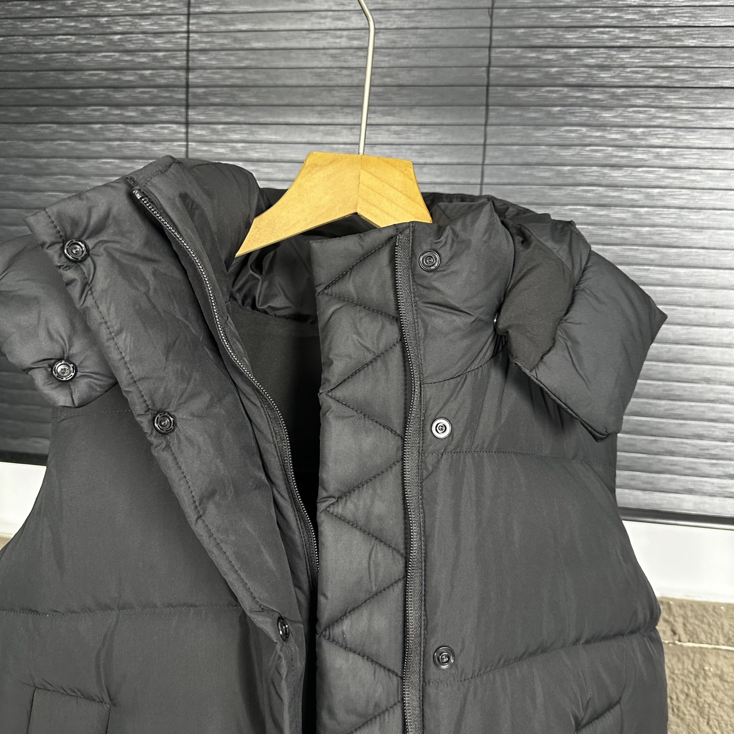 💰275(顶级实拍)
款号DJ90790
𝗟𝗨𝗟𝗨𝗟𝗘𝗠𝗢𝗡|露露乐檬𝗪𝘂𝗻𝗱𝗲𝗿 𝗣𝘂𝗳𝗳泡芙马甲羽绒服 -粉色出货
Lu 泡芙云朵羽绒服!!
现在最火的面包服!
不挑性别和年龄的一款中性面包服,性价比高,很值得推,你们入手!
三层防风门襟面料内里采用杜邦防绒科技有效阻隔跑绒,鼓包三角形密针走线流畅与内衬缝合完美
主拉链,两个外插口袋,2个内侧口袋,都带有ykk定制拉链logo专属!全部采用进口YKK拉链,高档品牌采用的辅料真YKK拉链,除了贵之外订货周期都是1-2个月 两侧口袋拉链设计,口袋里还有隐藏式手机袋,设计贴心!包含腰围与即下摆都可调节松紧效果。可说只有大厂才会有的细节都注意到!一件品质要过关必须经过QC把控 整件衣服采用SoftMatte面料可挡风还生活防水效果,都做了三防处理,防油,防污,防水 蓬松感超好,测试蓬松效果充绒量是进口全自动直充,充绒机对比手工充绒精确度到位,充绒量均匀且准确!全自动直充机器充绒,使每件成衣各角度充绒精确无差蓬松效果更是没得说!回放效果非常好!
6可拆卸优质保温兜帽logo元素采用四合按扣固定并目填充了羽绒,给头部和脖颈周围带来更大的柔软感,不喜欢戴帽子的,可以拆下来直接当羽绒夹克上身,风格多变!门襟部分采用三层防漏风,四合扣采用菱角凹槽扣固定结实!
颜色 黑色 亚麻 白色
尺码 2 4 6 8 10