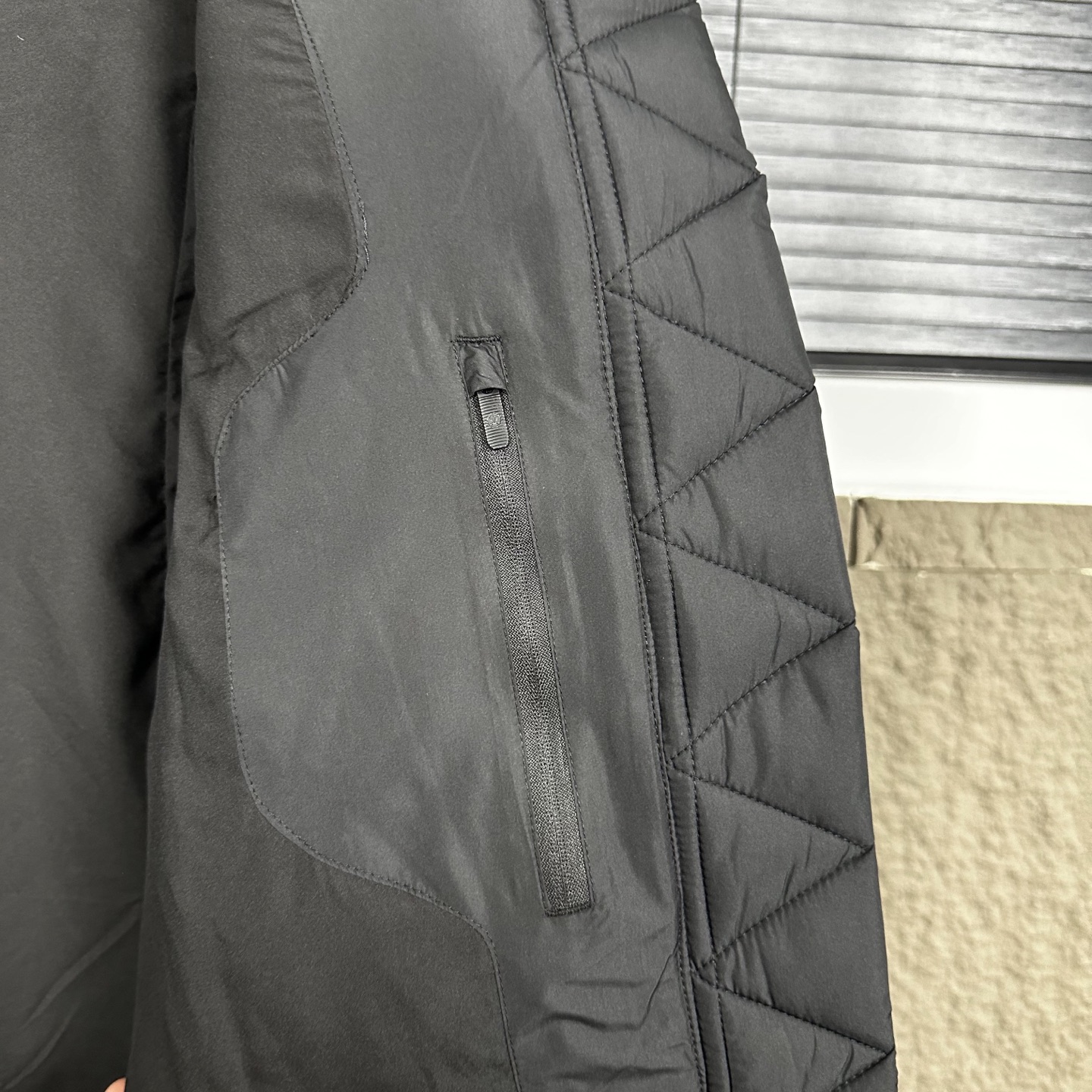 💰275(顶级实拍)
款号DJ90790
𝗟𝗨𝗟𝗨𝗟𝗘𝗠𝗢𝗡|露露乐檬𝗪𝘂𝗻𝗱𝗲𝗿 𝗣𝘂𝗳𝗳泡芙马甲羽绒服 -粉色出货
Lu 泡芙云朵羽绒服!!
现在最火的面包服!
不挑性别和年龄的一款中性面包服,性价比高,很值得推,你们入手!
三层防风门襟面料内里采用杜邦防绒科技有效阻隔跑绒,鼓包三角形密针走线流畅与内衬缝合完美
主拉链,两个外插口袋,2个内侧口袋,都带有ykk定制拉链logo专属!全部采用进口YKK拉链,高档品牌采用的辅料真YKK拉链,除了贵之外订货周期都是1-2个月 两侧口袋拉链设计,口袋里还有隐藏式手机袋,设计贴心!包含腰围与即下摆都可调节松紧效果。可说只有大厂才会有的细节都注意到!一件品质要过关必须经过QC把控 整件衣服采用SoftMatte面料可挡风还生活防水效果,都做了三防处理,防油,防污,防水 蓬松感超好,测试蓬松效果充绒量是进口全自动直充,充绒机对比手工充绒精确度到位,充绒量均匀且准确!全自动直充机器充绒,使每件成衣各角度充绒精确无差蓬松效果更是没得说!回放效果非常好!
6可拆卸优质保温兜帽logo元素采用四合按扣固定并目填充了羽绒,给头部和脖颈周围带来更大的柔软感,不喜欢戴帽子的,可以拆下来直接当羽绒夹克上身,风格多变!门襟部分采用三层防漏风,四合扣采用菱角凹槽扣固定结实!
颜色 黑色 亚麻 白色
尺码 2 4 6 8 10