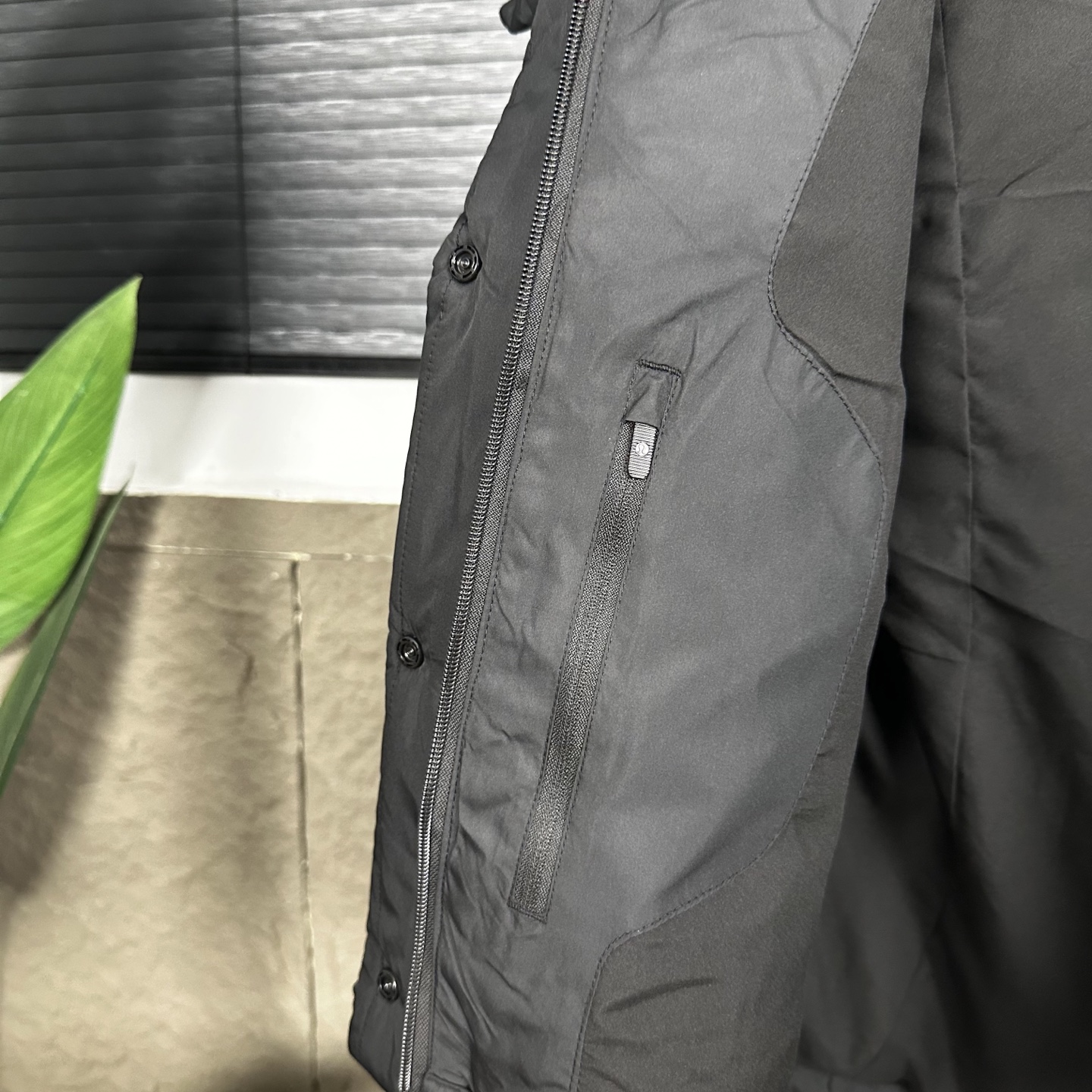 💰275(顶级实拍)
款号DJ90790
𝗟𝗨𝗟𝗨𝗟𝗘𝗠𝗢𝗡|露露乐檬𝗪𝘂𝗻𝗱𝗲𝗿 𝗣𝘂𝗳𝗳泡芙马甲羽绒服 -粉色出货
Lu 泡芙云朵羽绒服!!
现在最火的面包服!
不挑性别和年龄的一款中性面包服,性价比高,很值得推,你们入手!
三层防风门襟面料内里采用杜邦防绒科技有效阻隔跑绒,鼓包三角形密针走线流畅与内衬缝合完美
主拉链,两个外插口袋,2个内侧口袋,都带有ykk定制拉链logo专属!全部采用进口YKK拉链,高档品牌采用的辅料真YKK拉链,除了贵之外订货周期都是1-2个月 两侧口袋拉链设计,口袋里还有隐藏式手机袋,设计贴心!包含腰围与即下摆都可调节松紧效果。可说只有大厂才会有的细节都注意到!一件品质要过关必须经过QC把控 整件衣服采用SoftMatte面料可挡风还生活防水效果,都做了三防处理,防油,防污,防水 蓬松感超好,测试蓬松效果充绒量是进口全自动直充,充绒机对比手工充绒精确度到位,充绒量均匀且准确!全自动直充机器充绒,使每件成衣各角度充绒精确无差蓬松效果更是没得说!回放效果非常好!
6可拆卸优质保温兜帽logo元素采用四合按扣固定并目填充了羽绒,给头部和脖颈周围带来更大的柔软感,不喜欢戴帽子的,可以拆下来直接当羽绒夹克上身,风格多变!门襟部分采用三层防漏风,四合扣采用菱角凹槽扣固定结实!
颜色 黑色 亚麻 白色
尺码 2 4 6 8 10