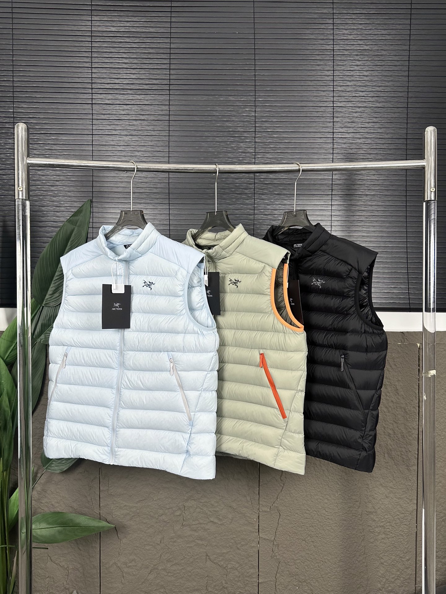 【顶级独家实拍】 ARCTERYX Cerium vest 纯色休闲拉链立领羽绒马甲 款号:DJ08341 Cerium Vest 排骨马甲 整件马甲采用超轻量的面料和填充,可以轻松卷缩成自身的一个口袋中,形成一个非常小的收纳包. 收纳后体积仅比一个可乐罐稍大,重量极轻(约200-250克,取决于尺码),几乎不占任何背包空间,非常适合作为应急保暖层随身携带 极其轻便,收纳性强:无可匹敌的便携性. 多功能性:适用于从高强度户外到城市生活的多种场景. 出色的透气性:复合面料设计确保运动时不会过热. 防潮保暖:鹅绒填充应对多变天气更可靠. 剪裁合身:外观简洁利落 颜色: 黑色 破晓蓝 岩灰绿