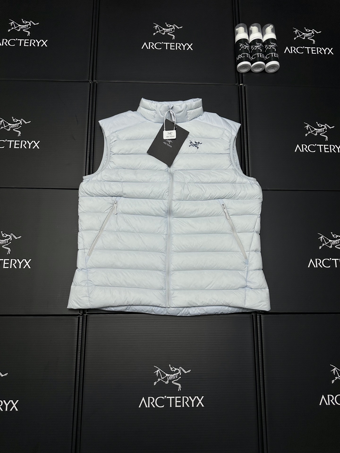 【顶级独家实拍】 ARCTERYX Cerium vest 纯色休闲拉链立领羽绒马甲 款号:DJ08341 Cerium Vest 排骨马甲 整件马甲采用超轻量的面料和填充,可以轻松卷缩成自身的一个口袋中,形成一个非常小的收纳包. 收纳后体积仅比一个可乐罐稍大,重量极轻(约200-250克,取决于尺码),几乎不占任何背包空间,非常适合作为应急保暖层随身携带 极其轻便,收纳性强:无可匹敌的便携性. 多功能性:适用于从高强度户外到城市生活的多种场景. 出色的透气性:复合面料设计确保运动时不会过热. 防潮保暖:鹅绒填充应对多变天气更可靠. 剪裁合身:外观简洁利落 颜色: 黑色 破晓蓝 岩灰绿