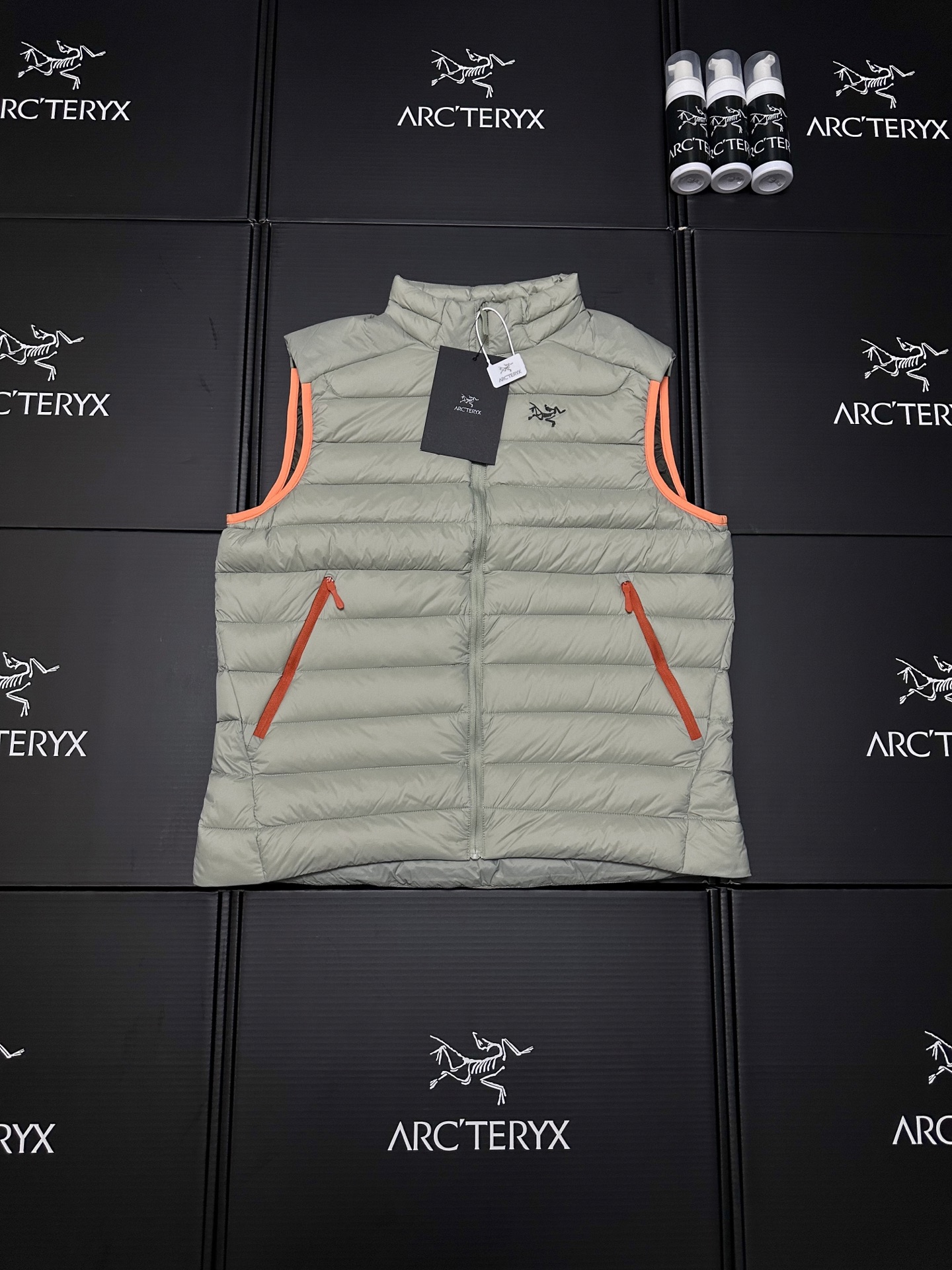 【顶级独家实拍】 ARCTERYX Cerium vest 纯色休闲拉链立领羽绒马甲 款号:DJ08341 Cerium Vest 排骨马甲 整件马甲采用超轻量的面料和填充,可以轻松卷缩成自身的一个口袋中,形成一个非常小的收纳包. 收纳后体积仅比一个可乐罐稍大,重量极轻(约200-250克,取决于尺码),几乎不占任何背包空间,非常适合作为应急保暖层随身携带 极其轻便,收纳性强:无可匹敌的便携性. 多功能性:适用于从高强度户外到城市生活的多种场景. 出色的透气性:复合面料设计确保运动时不会过热. 防潮保暖:鹅绒填充应对多变天气更可靠. 剪裁合身:外观简洁利落 颜色: 黑色 破晓蓝 岩灰绿