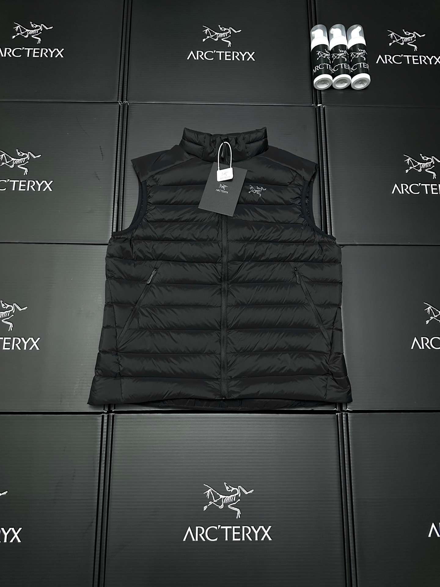 【顶级独家实拍】 ARCTERYX Cerium vest 纯色休闲拉链立领羽绒马甲 款号:DJ08341 Cerium Vest 排骨马甲 整件马甲采用超轻量的面料和填充,可以轻松卷缩成自身的一个口袋中,形成一个非常小的收纳包. 收纳后体积仅比一个可乐罐稍大,重量极轻(约200-250克,取决于尺码),几乎不占任何背包空间,非常适合作为应急保暖层随身携带 极其轻便,收纳性强:无可匹敌的便携性. 多功能性:适用于从高强度户外到城市生活的多种场景. 出色的透气性:复合面料设计确保运动时不会过热. 防潮保暖:鹅绒填充应对多变天气更可靠. 剪裁合身:外观简洁利落 颜色: 黑色 破晓蓝 岩灰绿
