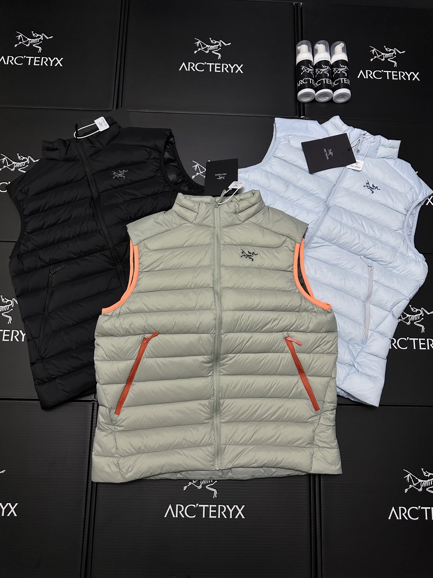 【顶级独家实拍】 ARCTERYX Cerium vest 纯色休闲拉链立领羽绒马甲 款号:DJ08341 Cerium Vest 排骨马甲 整件马甲采用超轻量的面料和填充,可以轻松卷缩成自身的一个口袋中,形成一个非常小的收纳包. 收纳后体积仅比一个可乐罐稍大,重量极轻(约200-250克,取决于尺码),几乎不占任何背包空间,非常适合作为应急保暖层随身携带 极其轻便,收纳性强:无可匹敌的便携性. 多功能性:适用于从高强度户外到城市生活的多种场景. 出色的透气性:复合面料设计确保运动时不会过热. 防潮保暖:鹅绒填充应对多变天气更可靠. 剪裁合身:外观简洁利落 颜色: 黑色 破晓蓝 岩灰绿