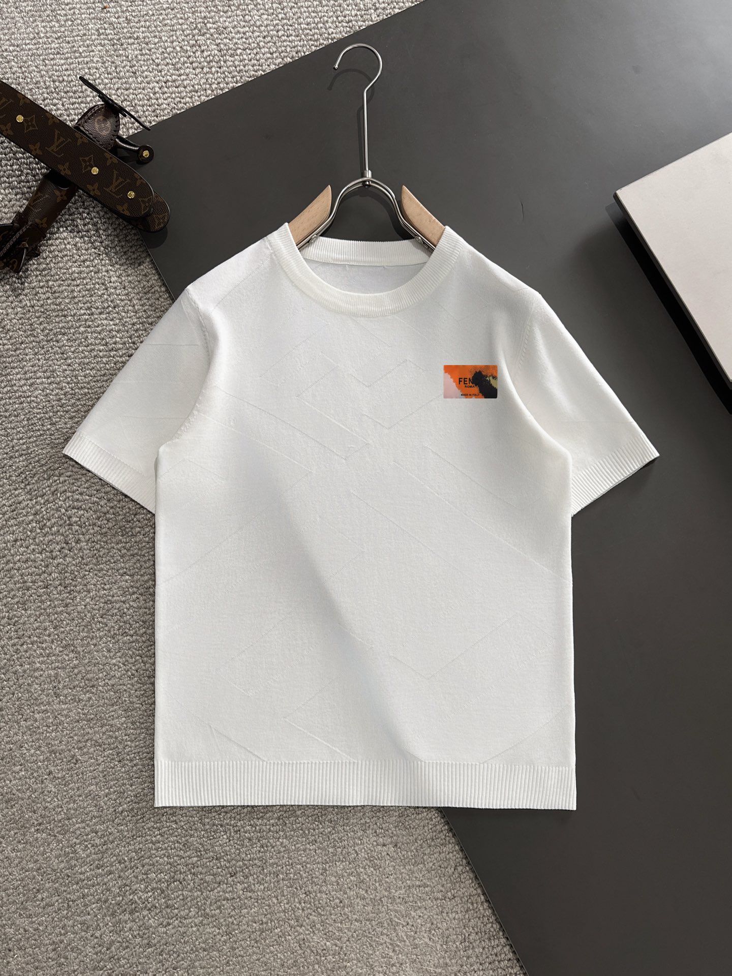 Alta calidad FENDI 2024 primavera/verano nuevos hombres camiseta de cuello redondo de manga corta, confeccion…