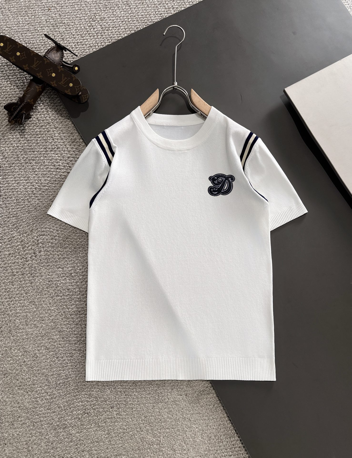 Alta calidad DG Dolce & Gabbana 2024 primavera/verano nuevo modelo camiseta de manga corta con cuello redondo…