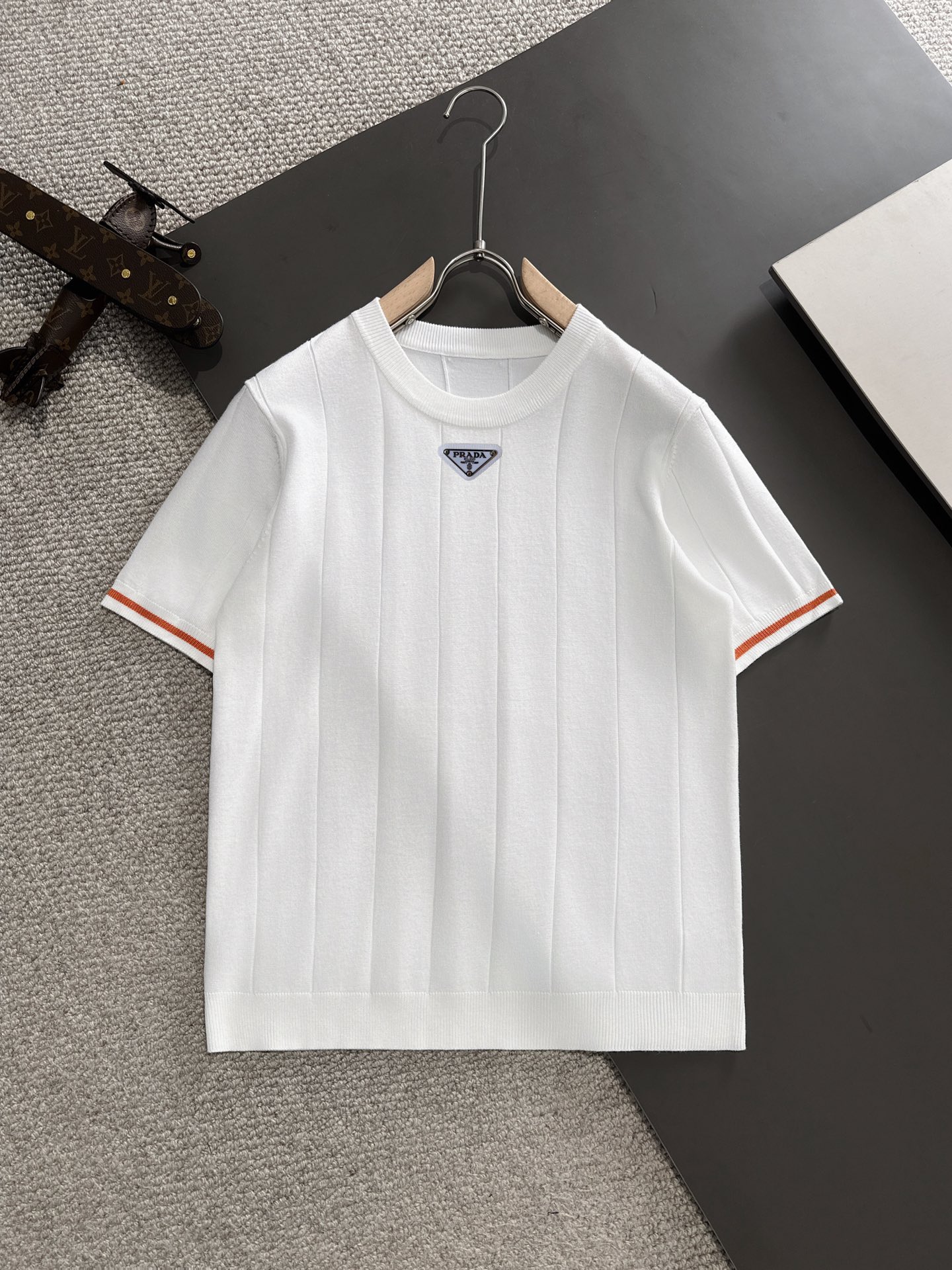 Camiseta de manga corta Prada 2024 primavera-verano de alta calidad para hombre, con cuello redondo. Confeccionada con …