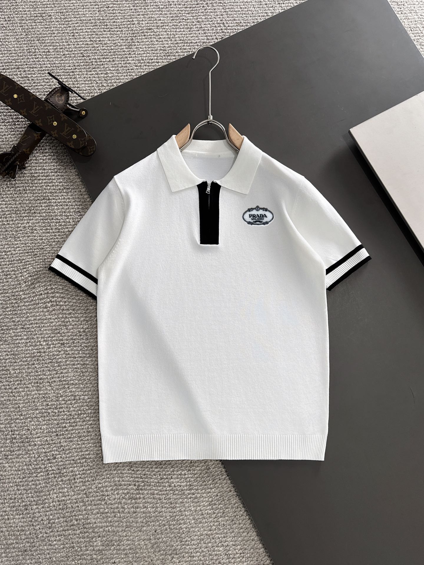 Camiseta de manga corta Prada 2024 primavera-verano de alta calidad para hombre, con cuello solapa. Confeccionada con t…