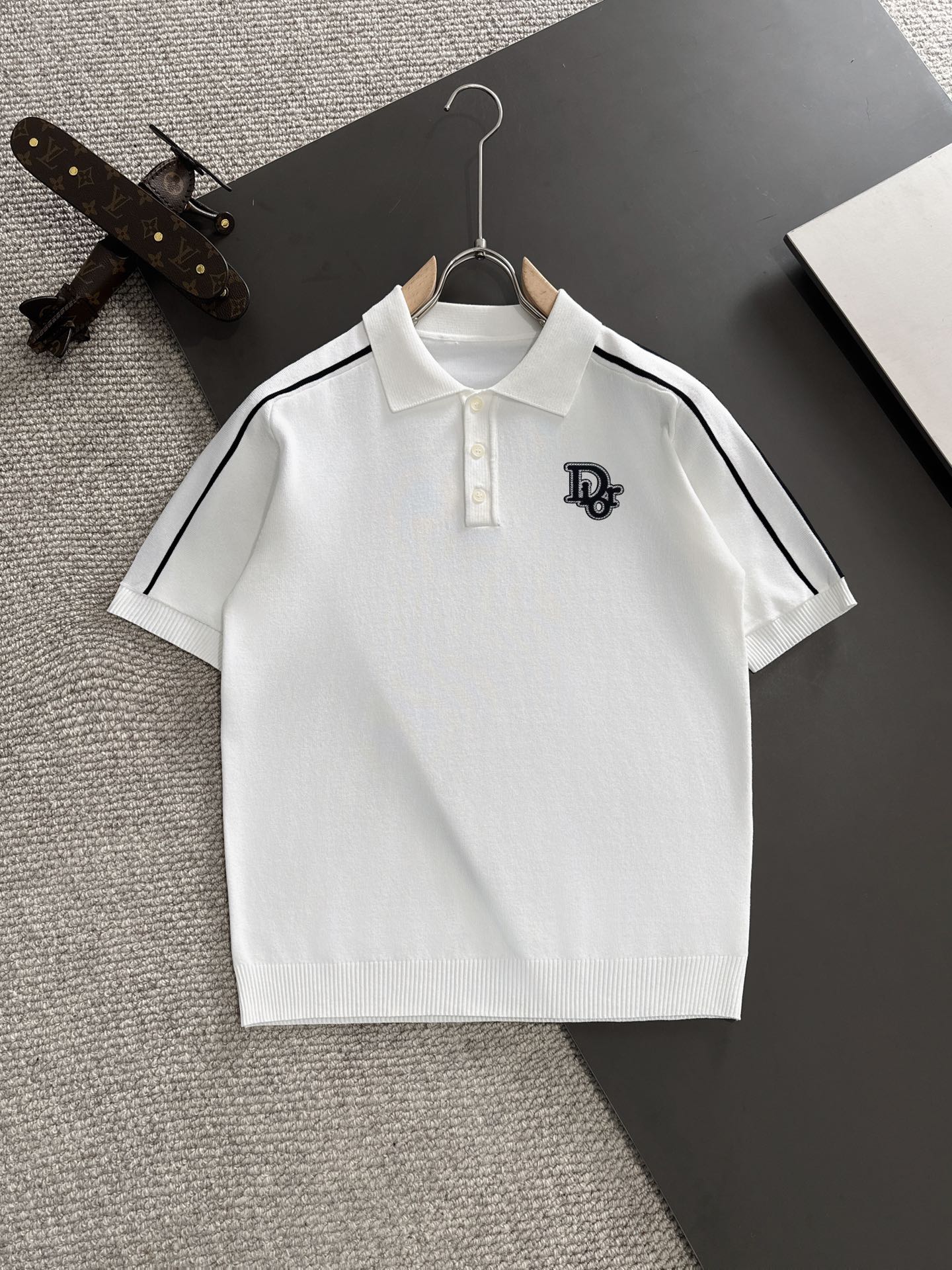 Camiseta de manga corta con solapa para hombre Dior 2024 de alta calidad, primavera y verano. Hecho de tejido…