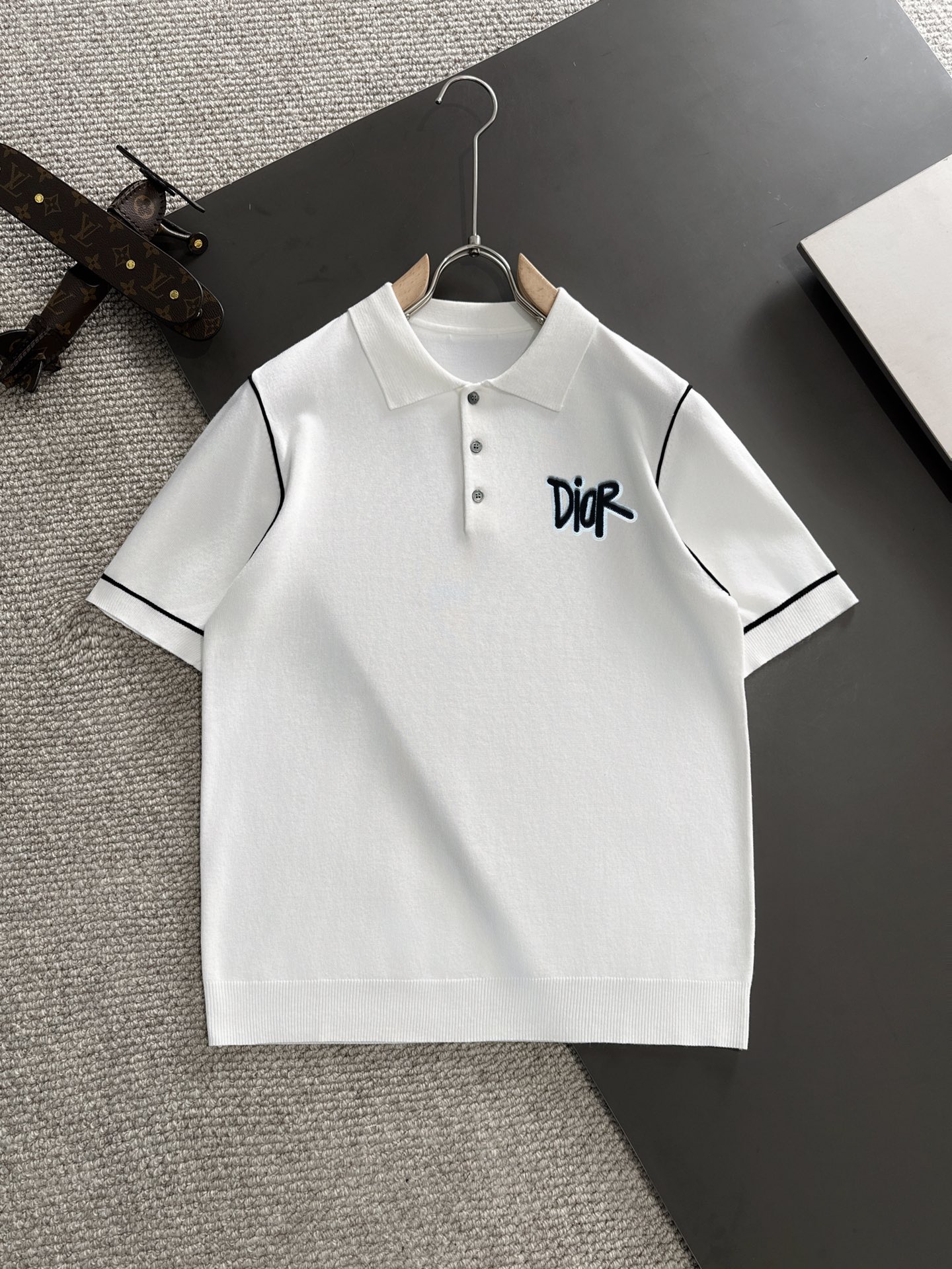 Camiseta de manga corta con solapa para hombre Dior 2024 de alta calidad, primavera y verano. Hecho de tejido…