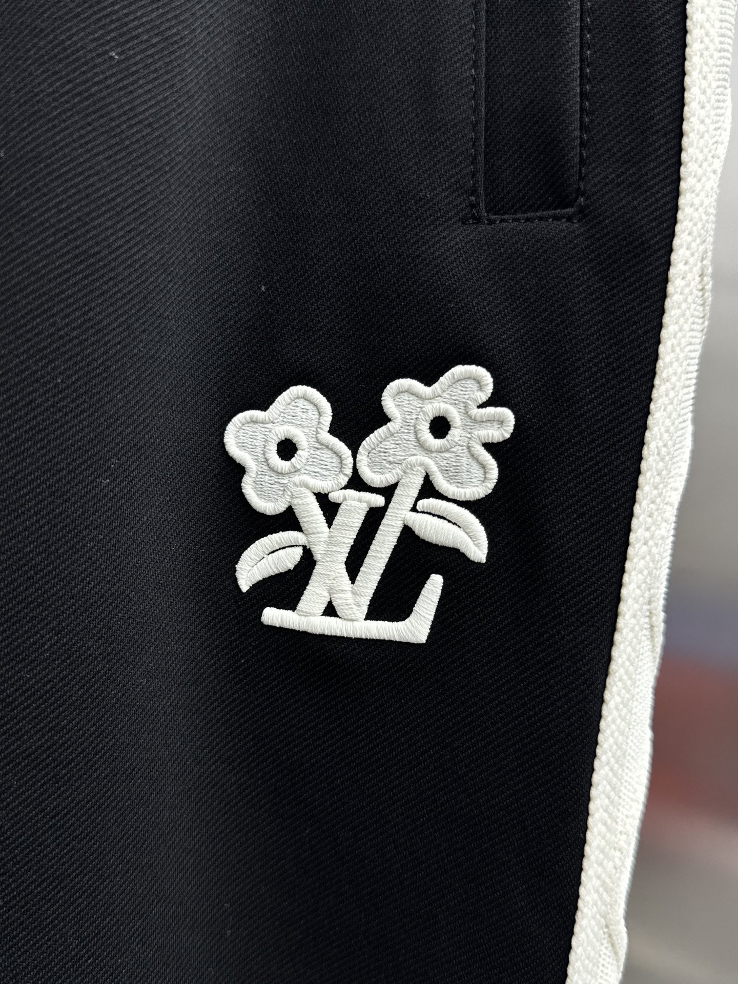 Luxury Louis Vuitton Summer Pants: Golden Logo, High-End Tailored Fabrics, Impeccable Detail - 图片 5