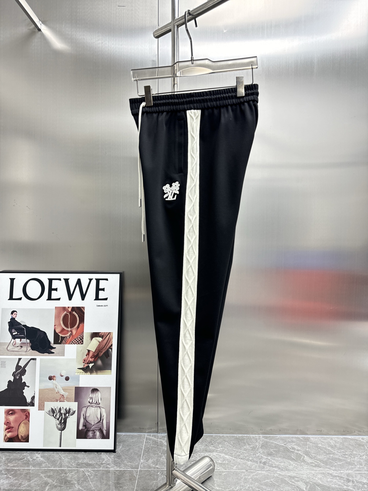 Luxury Louis Vuitton Summer Pants: Golden Logo, High-End Tailored Fabrics, Impeccable Detail - 图片 3
