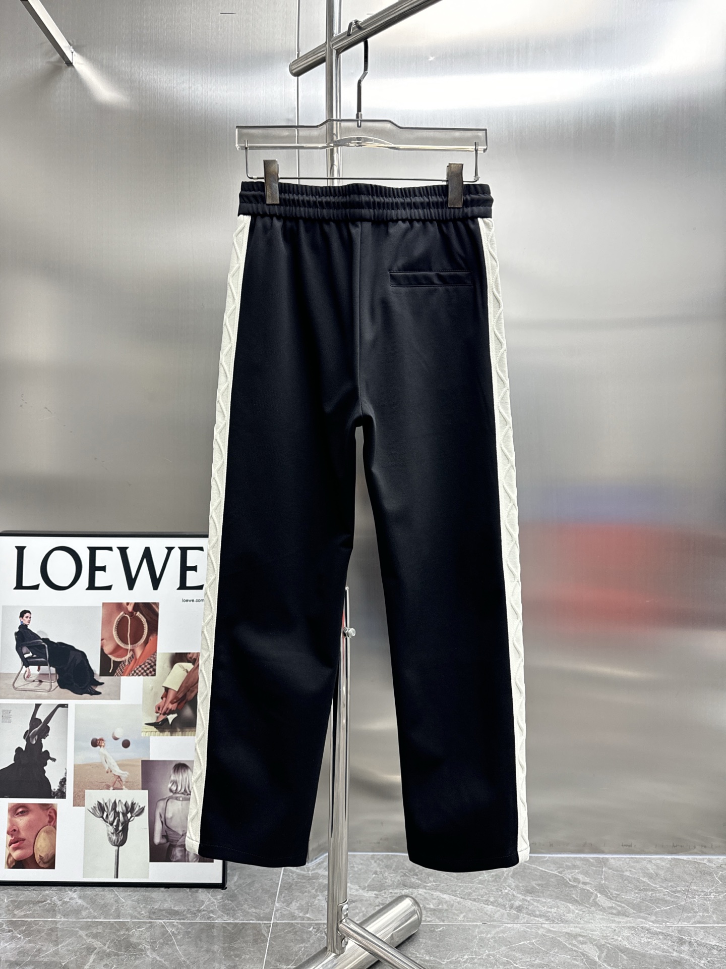 Luxury Louis Vuitton Summer Pants: Golden Logo, High-End Tailored Fabrics, Impeccable Detail - 图片 2