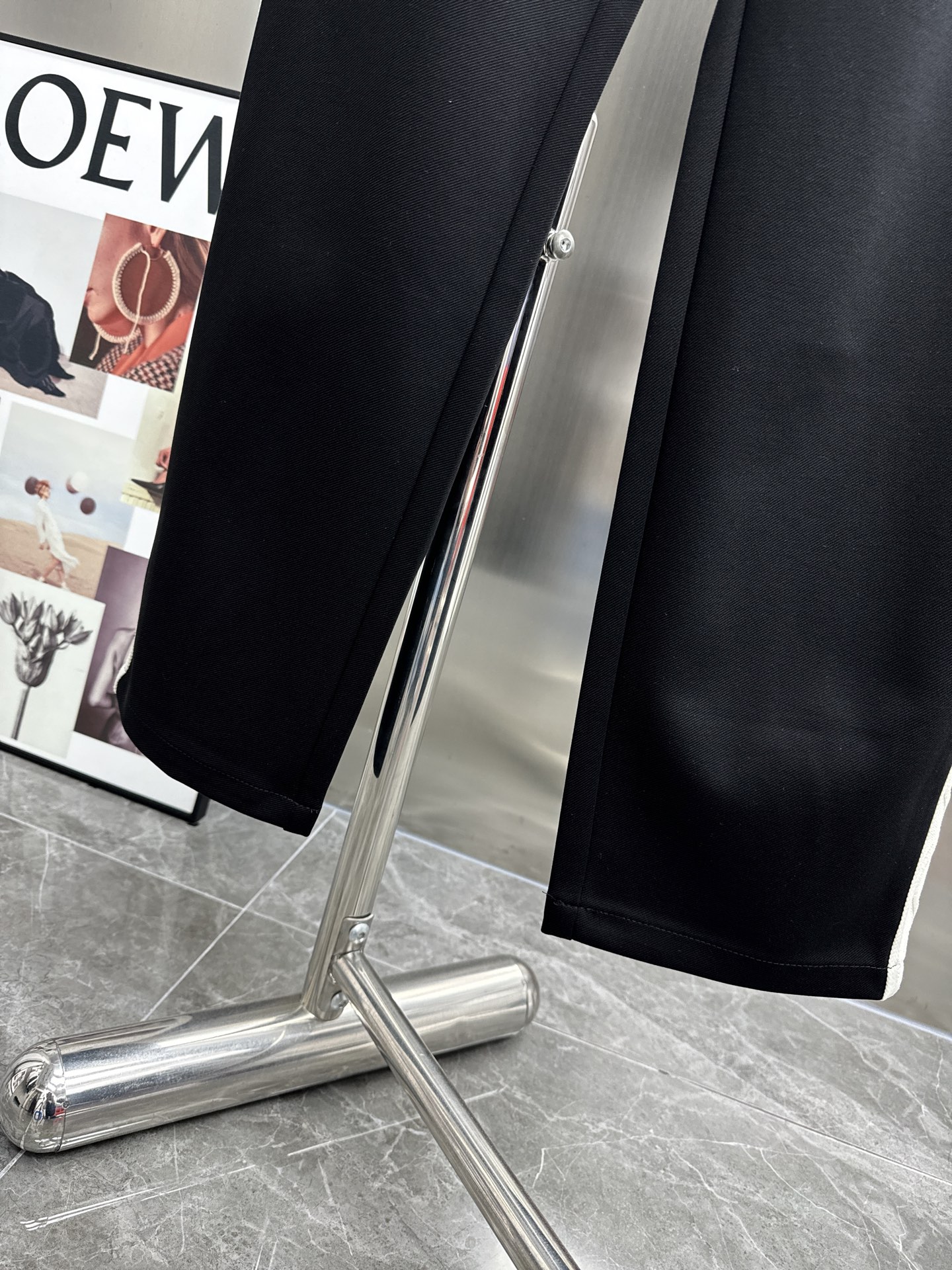 Luxury Louis Vuitton Summer Pants: Golden Logo, High-End Tailored Fabrics, Impeccable Detail - 图片 8