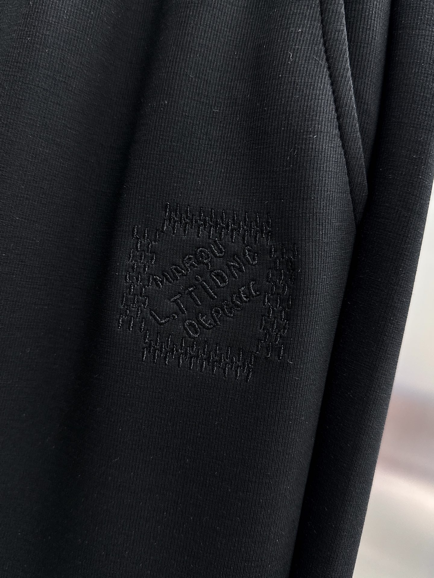 High-End Louis Vuitton Summer Pants: Tailored Fabrics, Impeccable Detail, Brand Design, High Quality - 图片 4