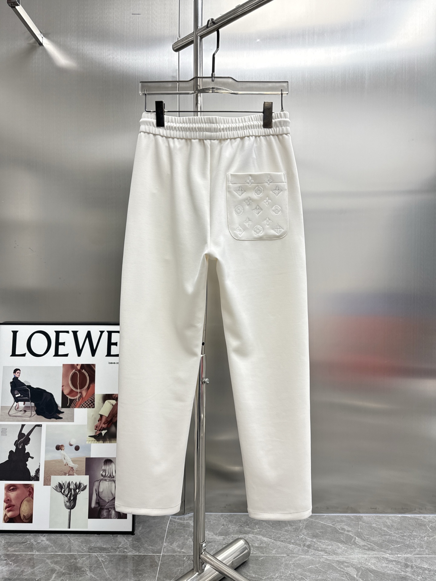 High-End Louis Vuitton Summer Pants: Tailored Fabrics, Comfortable, Impeccable Details, Brand Elements. - 图片 2