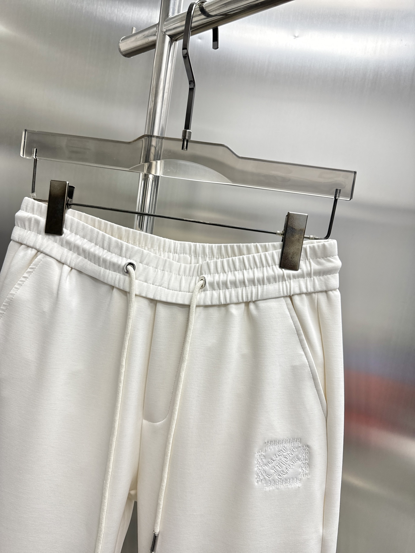 High-End Louis Vuitton Summer Pants: Tailored Fabrics, Comfortable, Impeccable Details, Brand Elements. - 图片 3