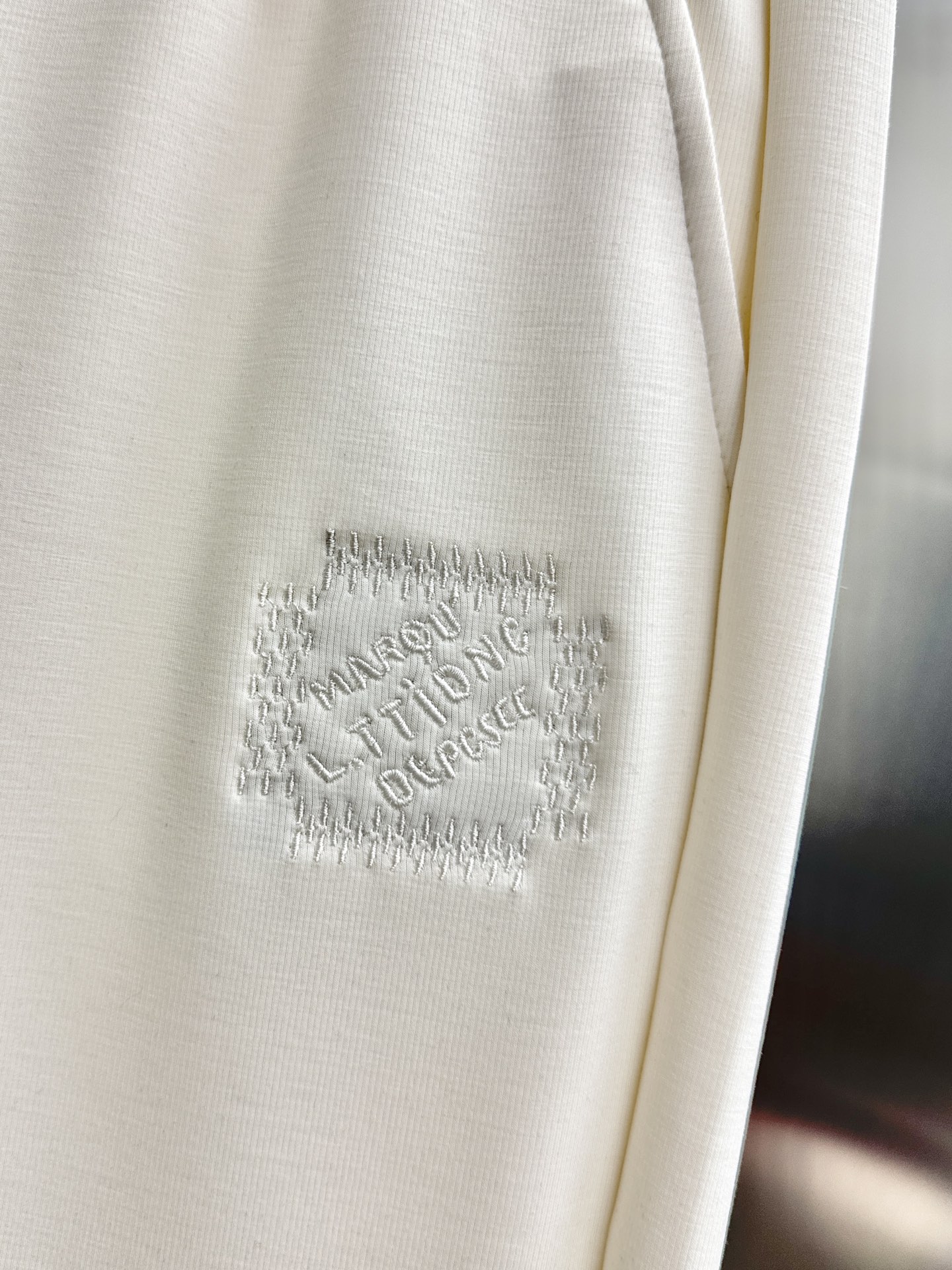 High-End Louis Vuitton Summer Pants: Tailored Fabrics, Comfortable, Impeccable Details, Brand Elements. - 图片 4