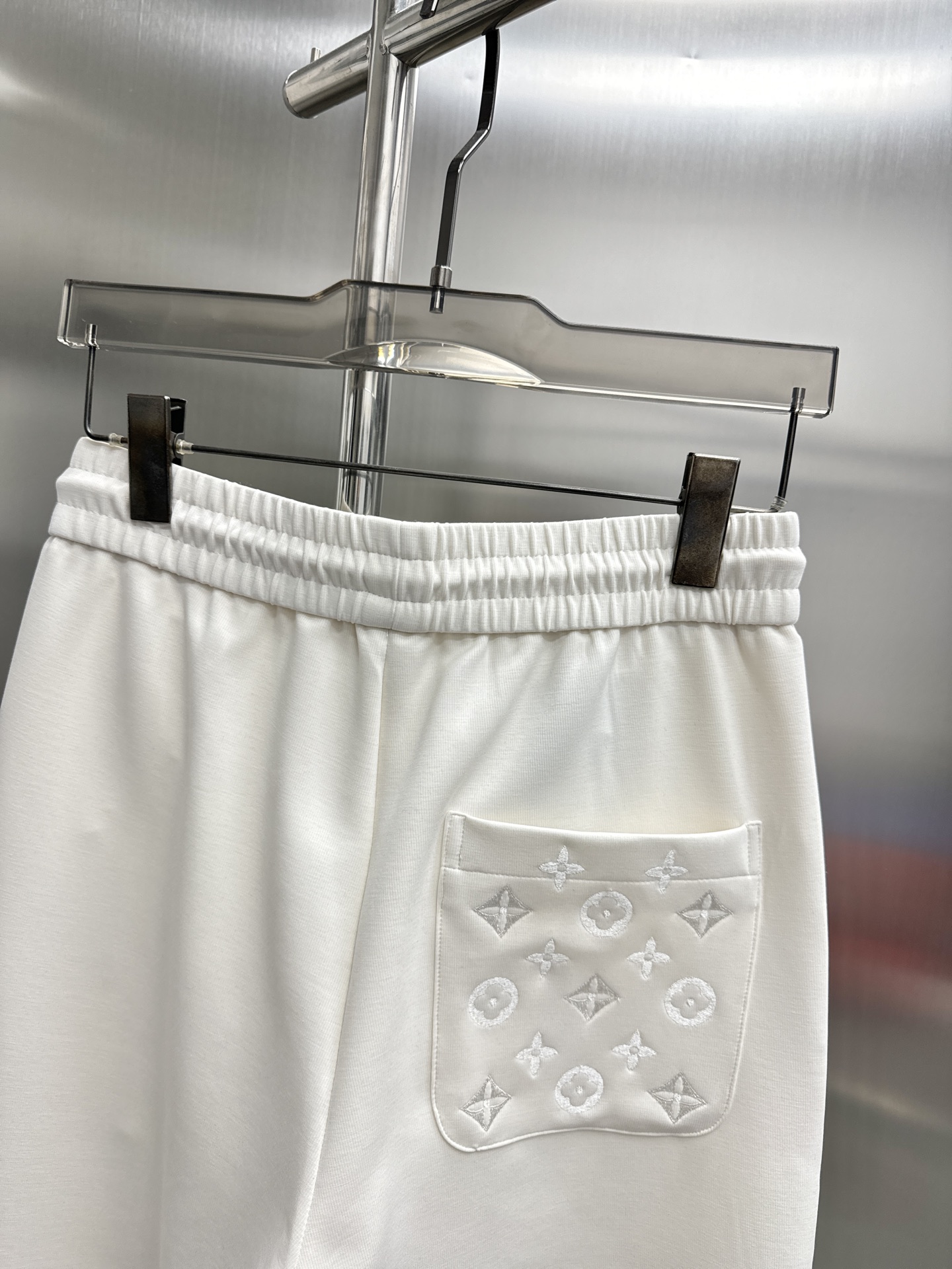 High-End Louis Vuitton Summer Pants: Tailored Fabrics, Comfortable, Impeccable Details, Brand Elements. - 图片 6