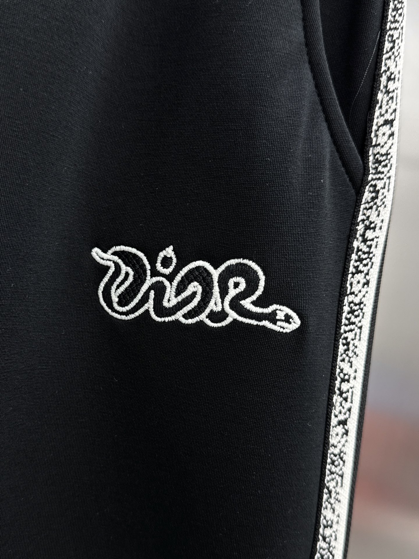 “High-End ToU Dior 2025 Leisure Pants with Golden Embroidery and Tailor-Made Faceware” - 图片 6