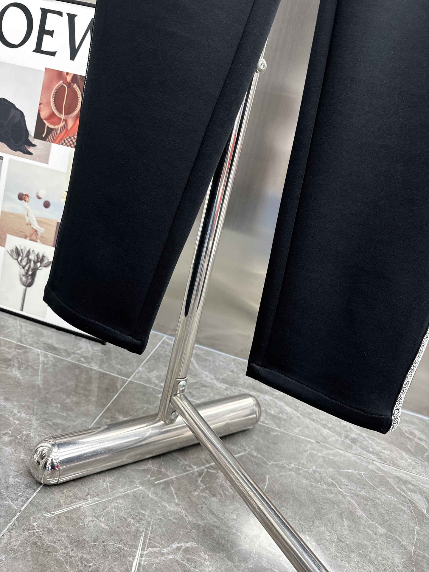 “High-End ToU Dior 2025 Leisure Pants with Golden Embroidery and Tailor-Made Faceware” - 图片 8