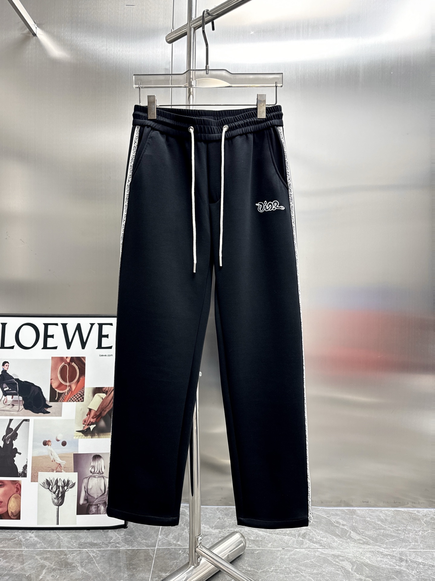 “High-End ToU Dior 2025 Leisure Pants with Golden Embroidery and Tailor-Made Faceware” - 图片 1