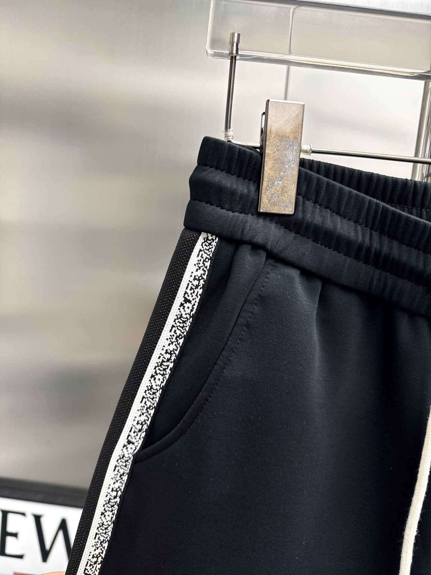 “High-End ToU Dior 2025 Leisure Pants with Golden Embroidery and Tailor-Made Faceware” - 图片 5
