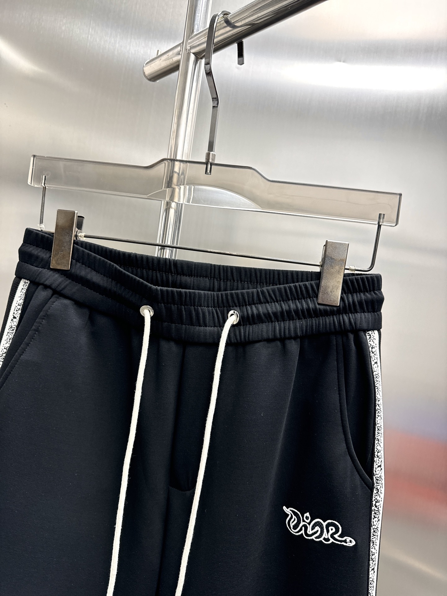 “High-End ToU Dior 2025 Leisure Pants with Golden Embroidery and Tailor-Made Faceware” - 图片 4