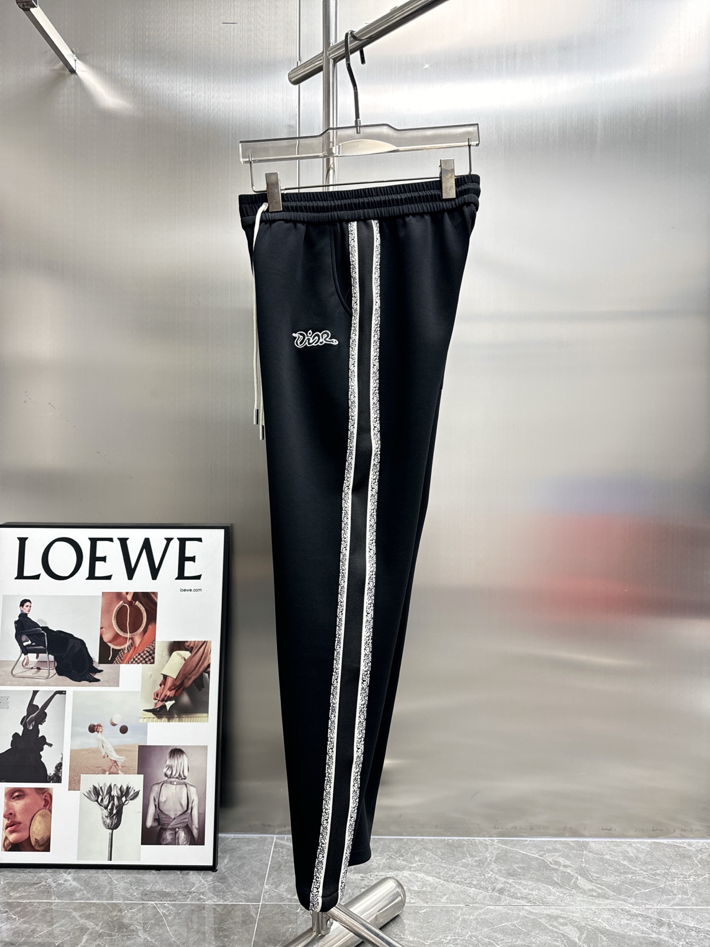 “High-End ToU Dior 2025 Leisure Pants with Golden Embroidery and Tailor-Made Faceware” - 图片 3