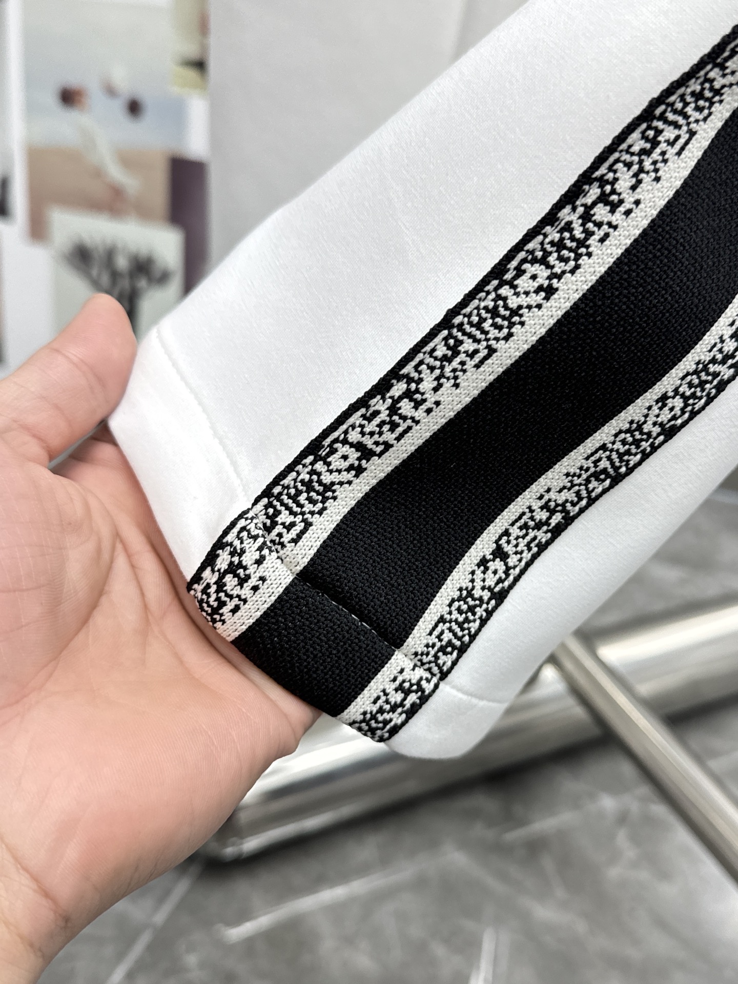 High-End ToU Dior 2025 Leisure Pants with Golden Logo Embroidery – Premium Quality and Comfort - 图片 9