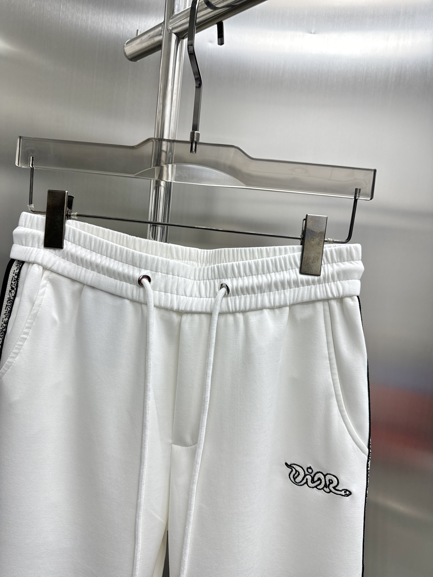 High-End ToU Dior 2025 Leisure Pants with Golden Logo Embroidery – Premium Quality and Comfort - 图片 5