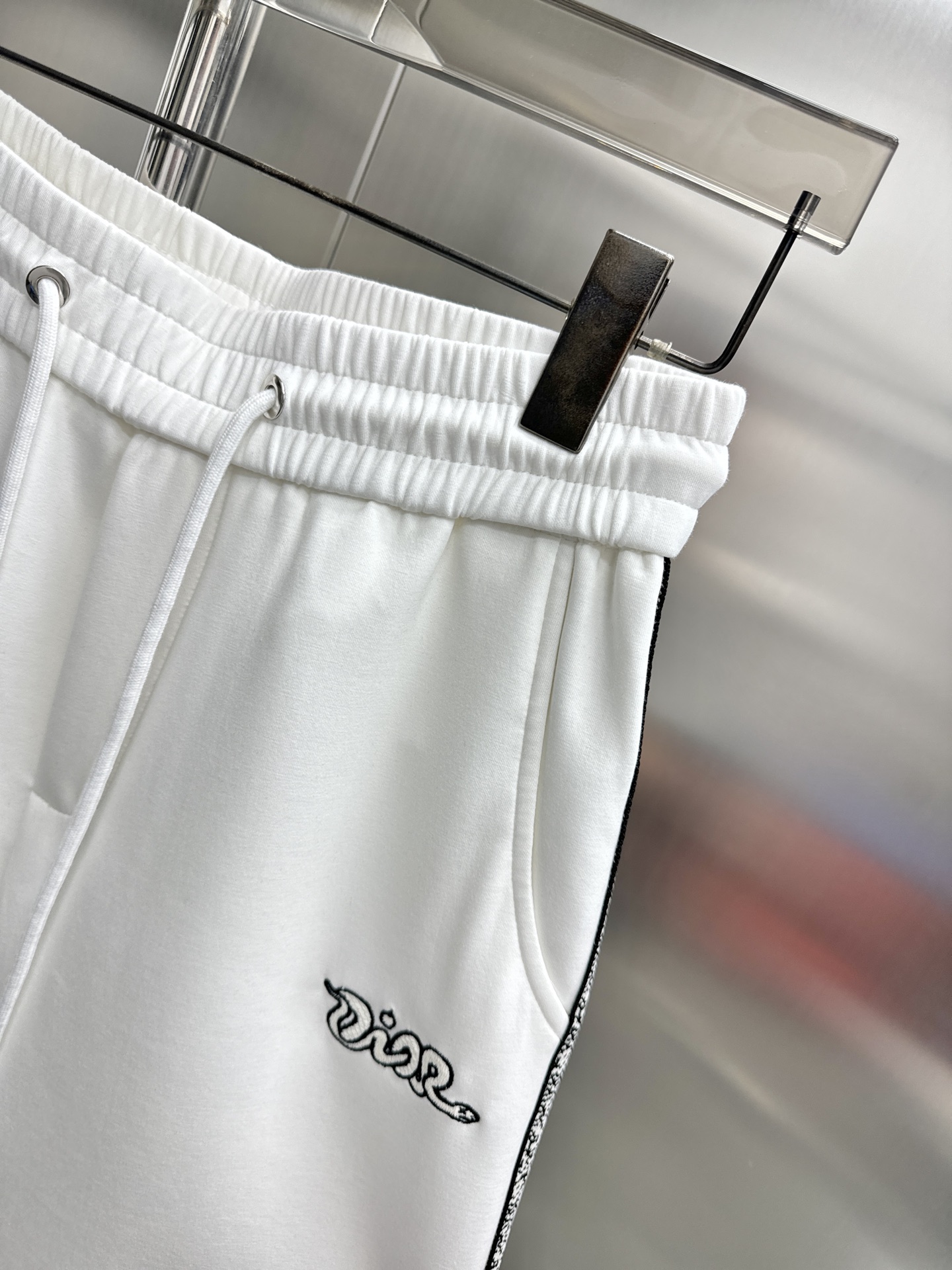High-End ToU Dior 2025 Leisure Pants with Golden Logo Embroidery – Premium Quality and Comfort - 图片 4